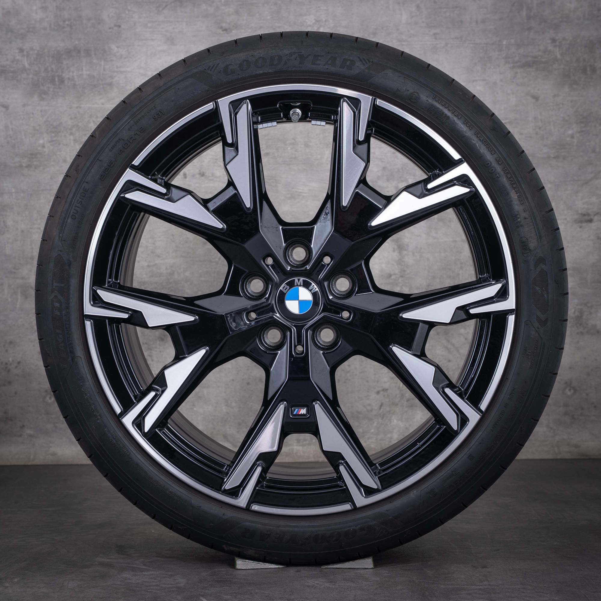 Oryginalne felgi BMW serii 1 i Serii 2 19 cali F70 F74 Gran Coupe opony letnie stylizacja 976 M 5A45267 czarne w technologii diamond cut