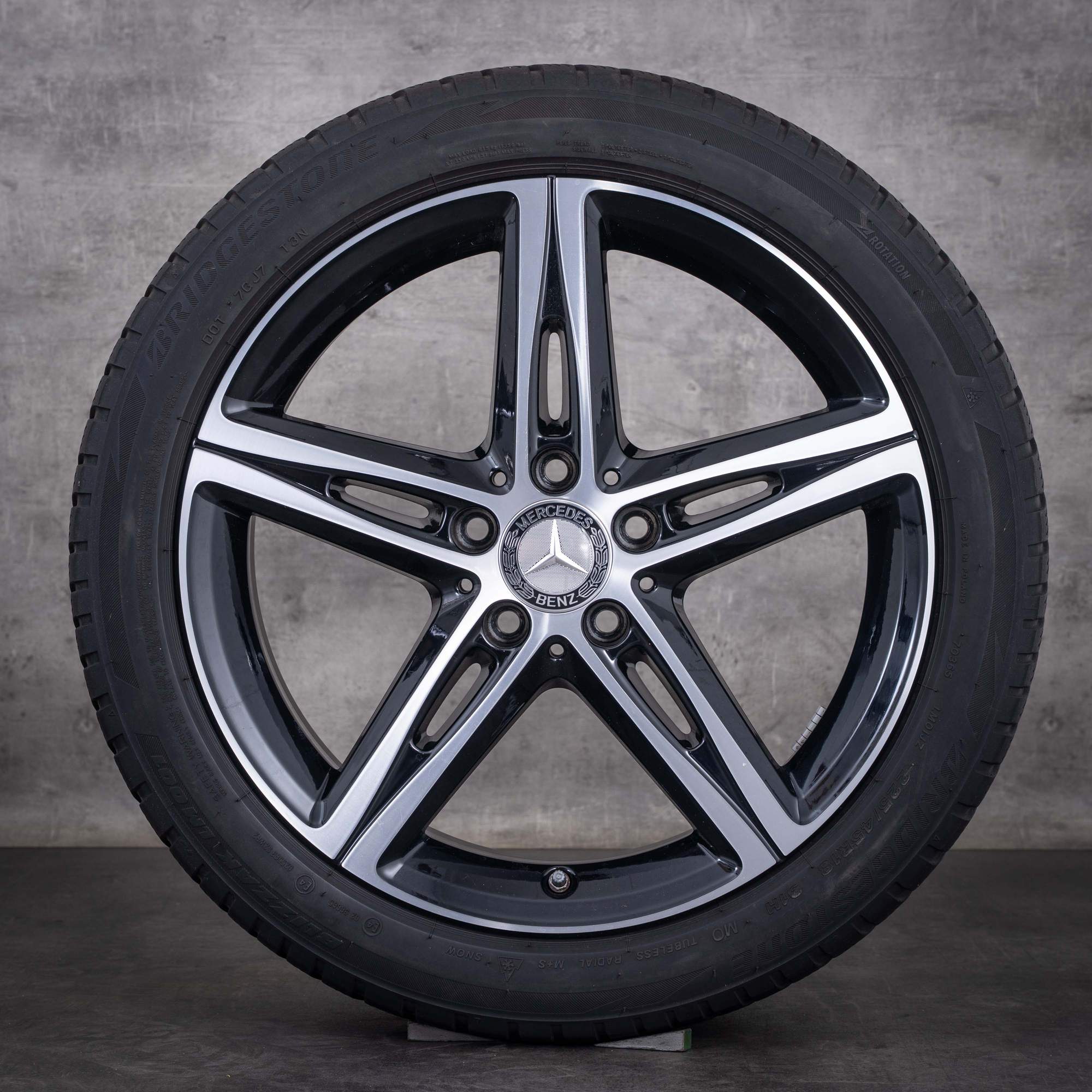 Original Mercedes-Benz A- och B-klass samt CLA AMG vinterhjul 18 tum W177 V177 W247 W118 X118 C118 fälgar A1774010700 svarta, frontpolerade