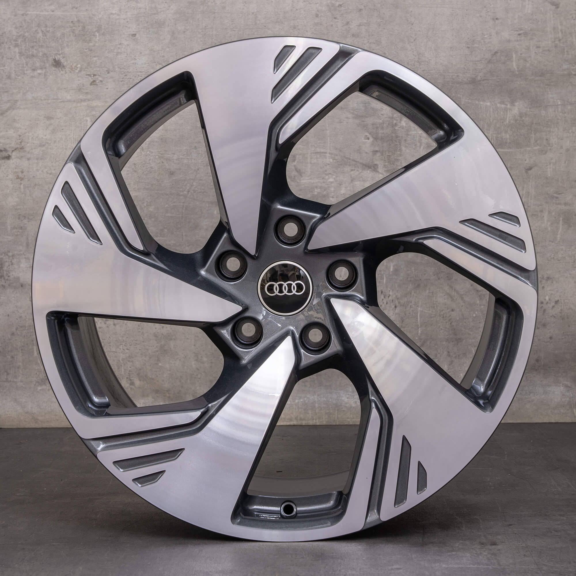 Oryginalne felgi Audi Q6 SQ6 e-tron 20 cali GF 85H601025BR 85H601025BS antracyt polerowane