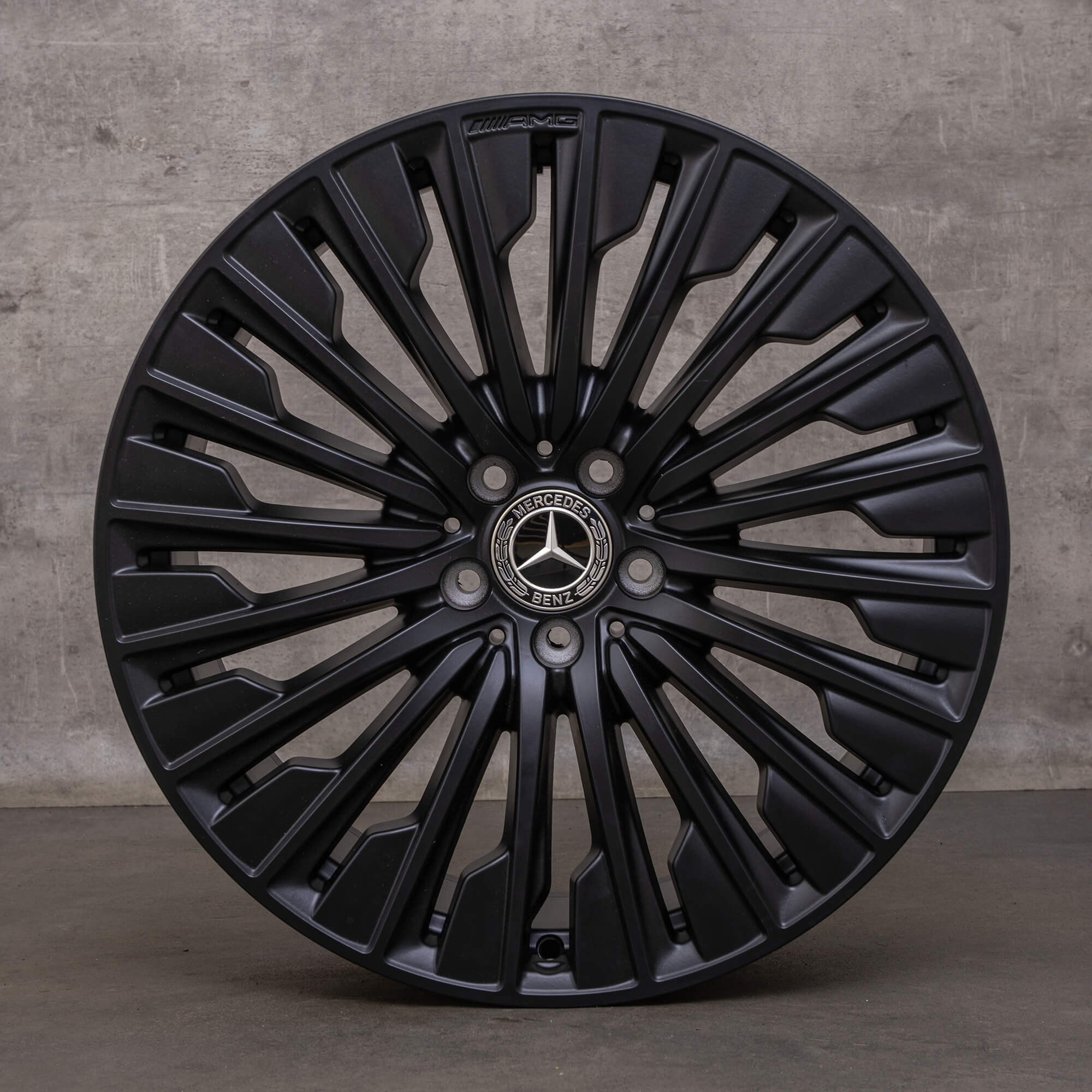 Genuine Mercedes Benz Clase E AMG Rueda 20 pulgadas W214 S214 A2144010600 Eje trasero negro mate