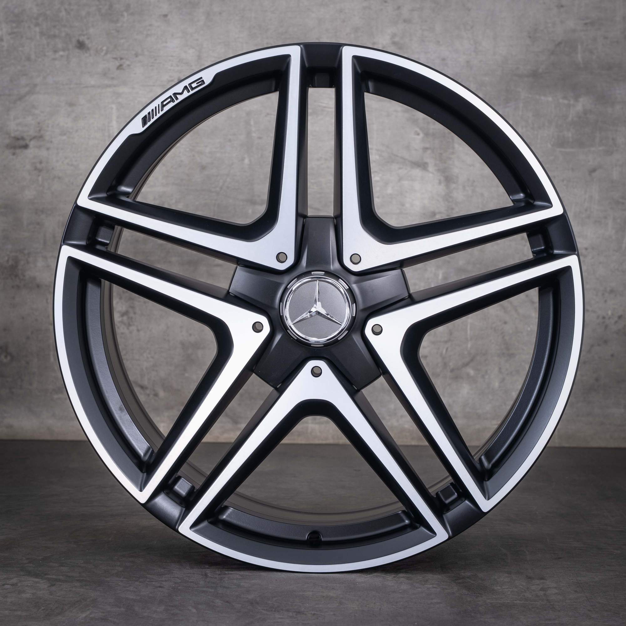 Alkuperäiset Mercedes-Benz E-sarjan E63 AMG -vanteet 19 tuumaa W212 S212 4Matic A2124010800 A2124010900 mattamusta diamond cut UUDET