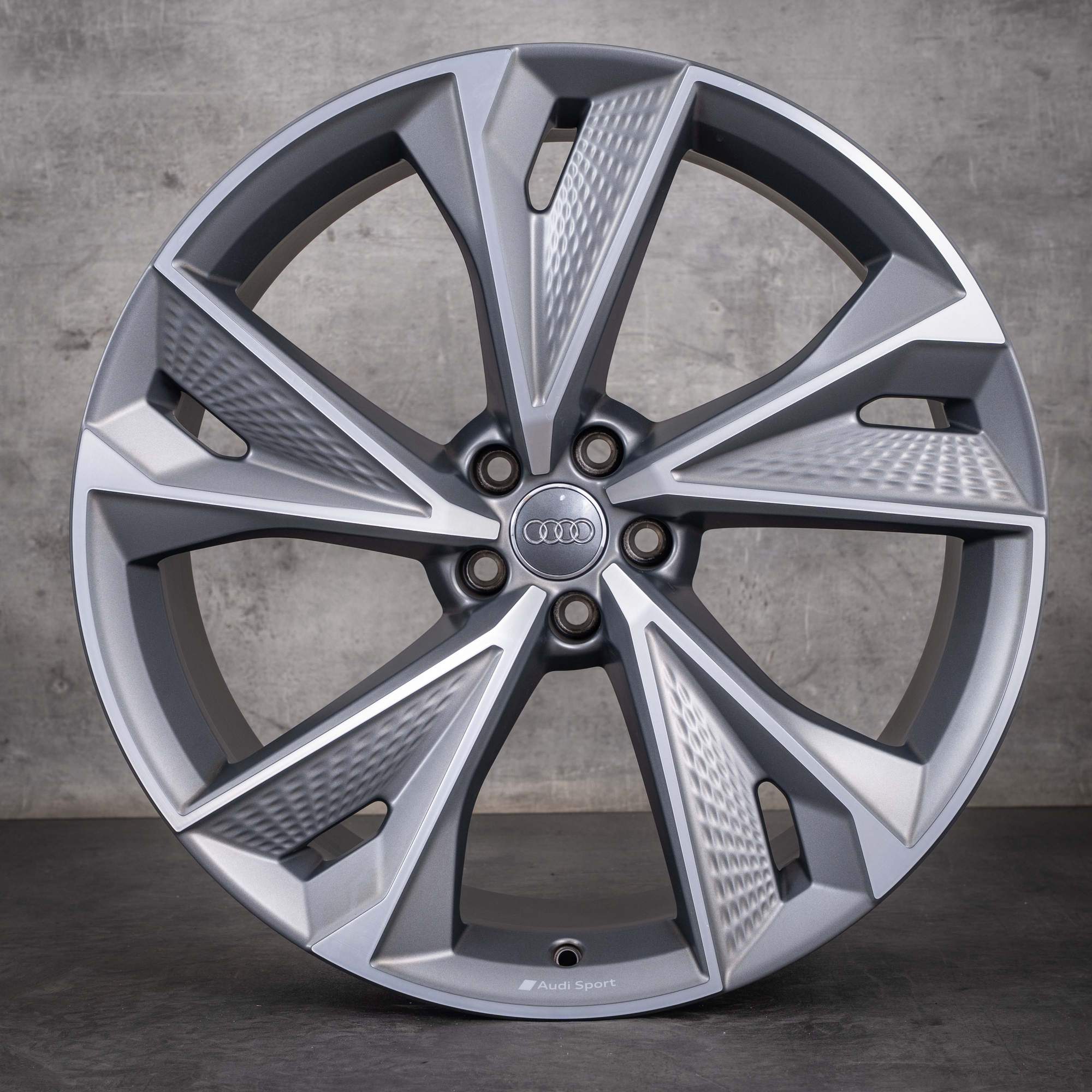 Oryginalne felgi Audi RS6 RS7 22 cale 4K C8 4K0601025BB tytanowe matowe z elementami w stylu diamond cut