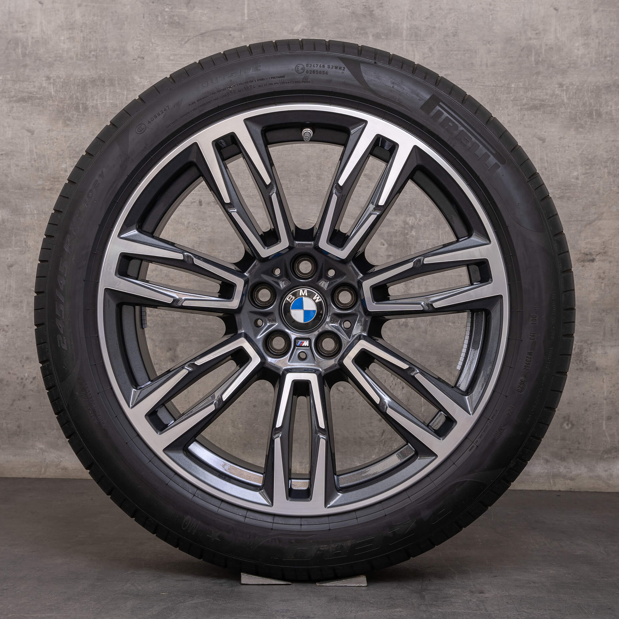 Oryginalne felgi BMW serii 5 i5 19 cali G60 G61 letnie koła stylizowane 935 M 5A324E0 dwukolorowe midnight grey Polerowane