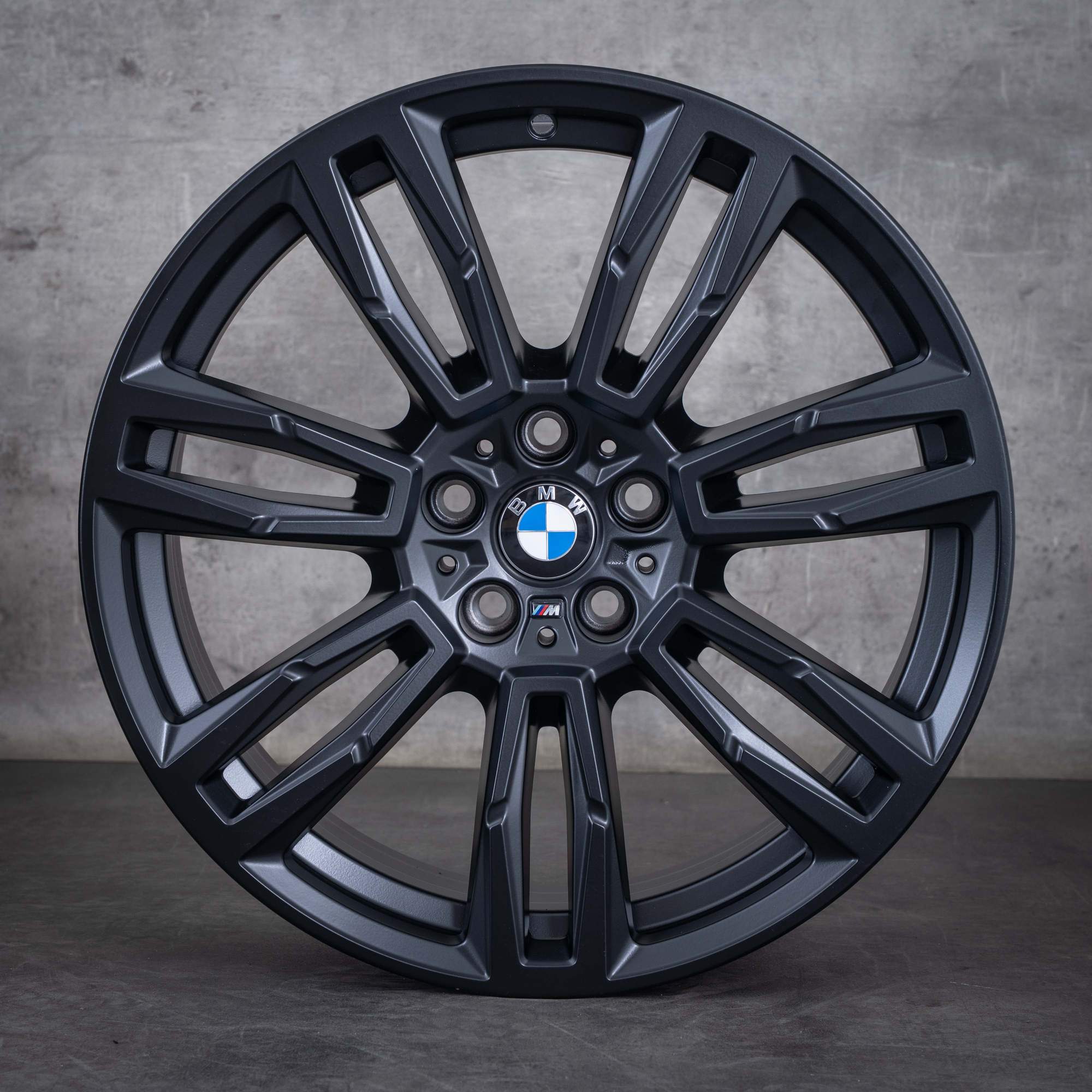 Oryginalne felgi BMW serii 5 i5 19 cali G60 G61 Styling 935 M 5A324E0 czarny mat