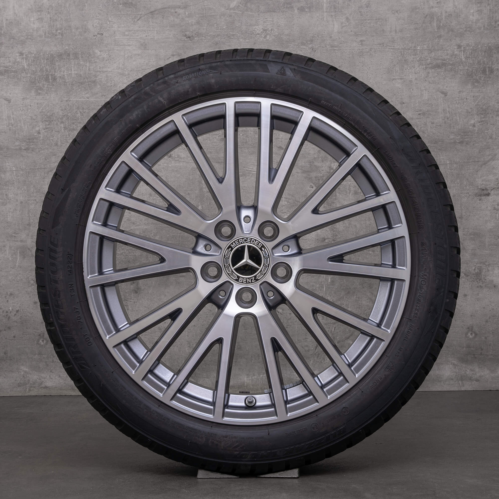 Originali Mercedes Benz Classe A B CLA cerchi con gomme invernali 18 pollici W177 V177 W247 X118 C118 auto A1774010600 himalaya grey lucidato frontalmente