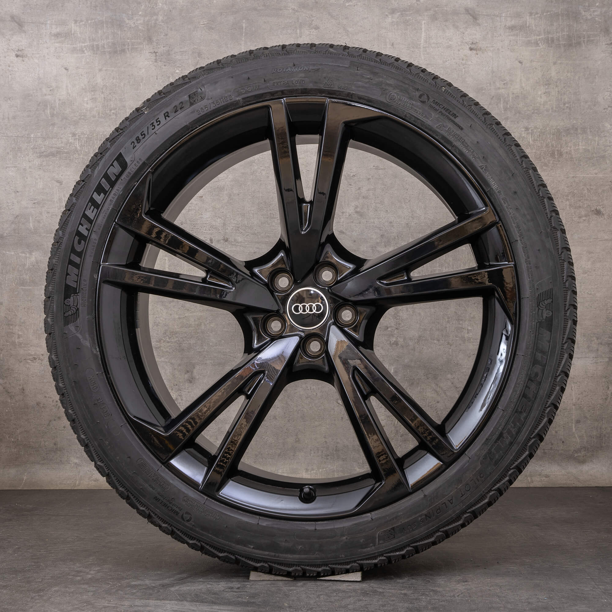 Alkuperäiset Audi Q7 SQ7 talvirenkaat 22 tuuman 4M vanteet 4M0601025BT Falx Design musta kiiltävä