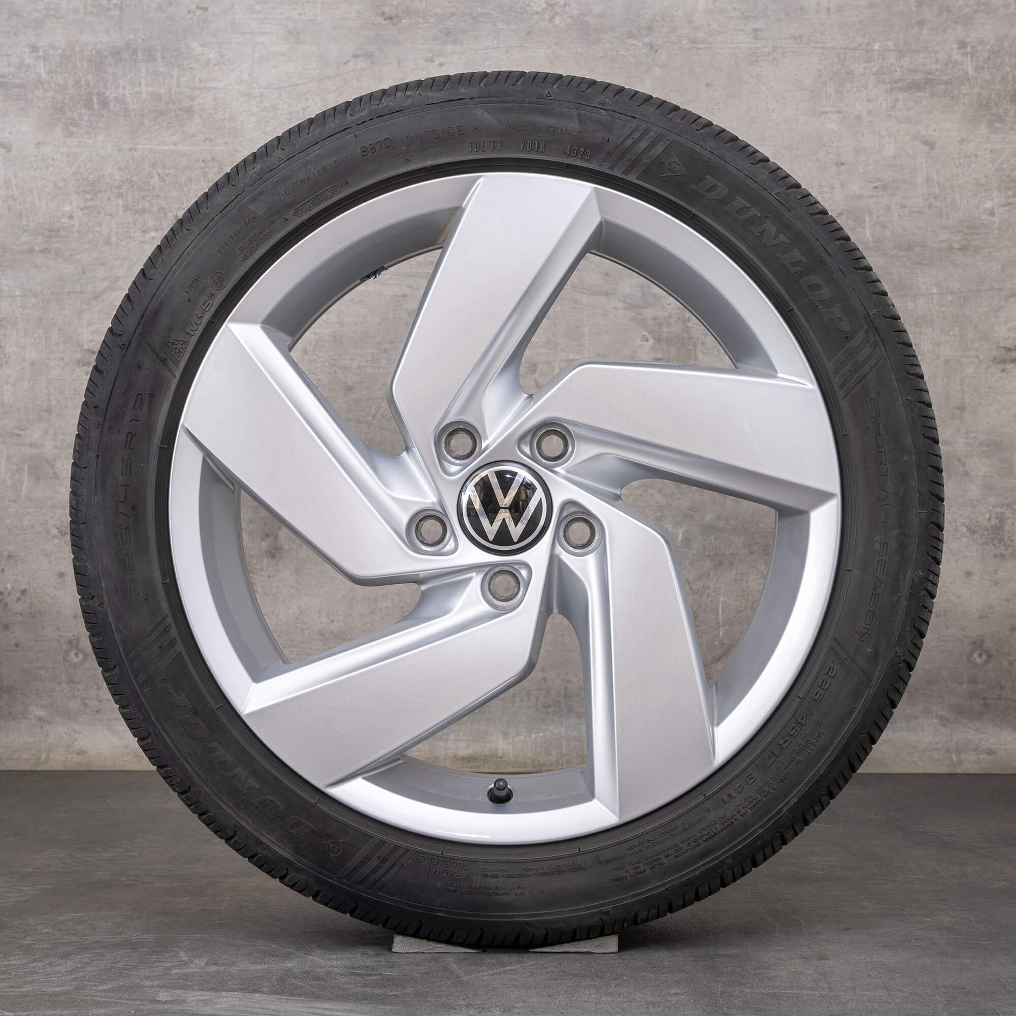 Alkuperäiset VW Golf 8 talvirenkaat 17 tuuman vanteet 5H0601025E Richmond silver glossy