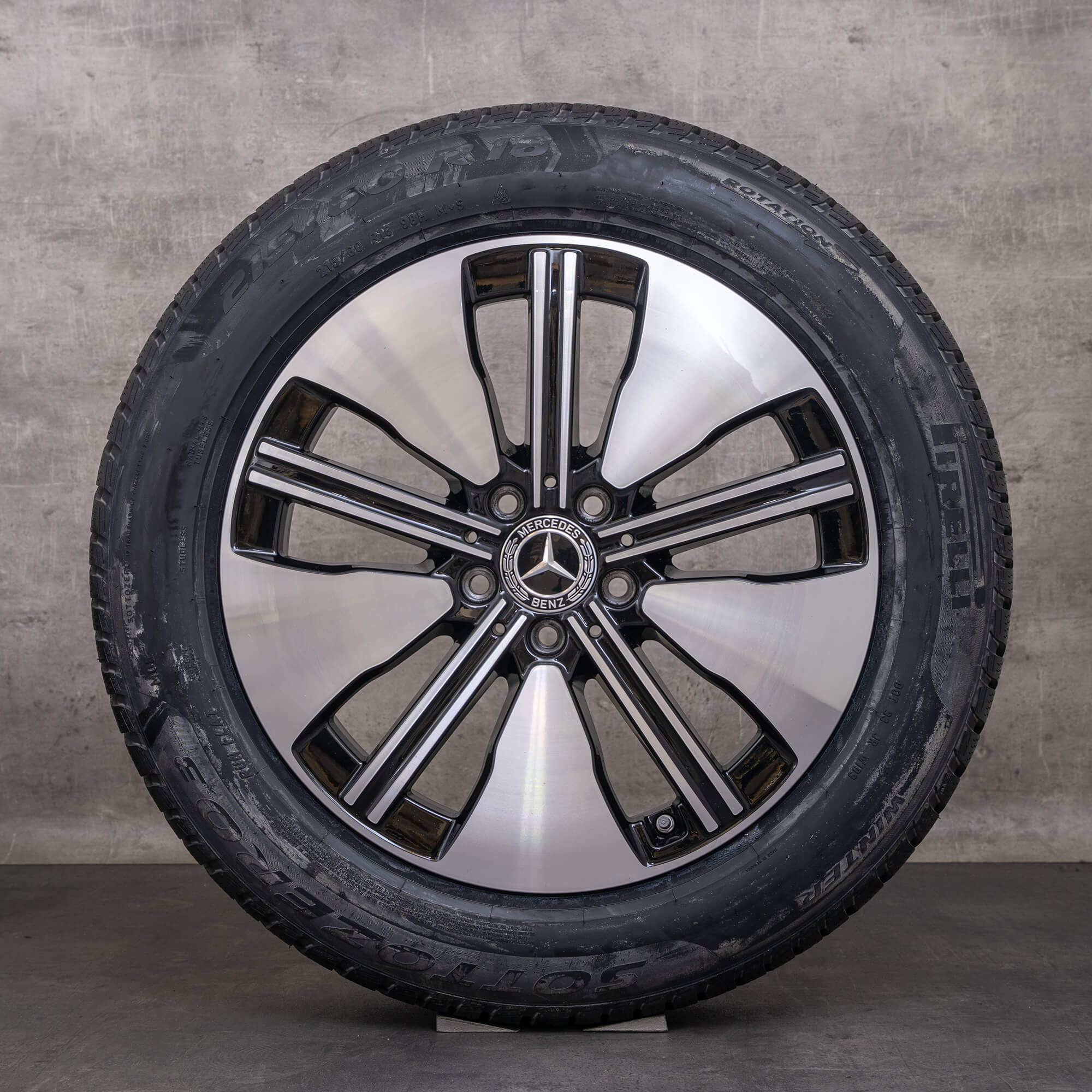 Original zimní pneu s disky Mercedes Benz EQA EQB 18palcové ráfky H243 X243 A2434011300 černé lesklé soustružené