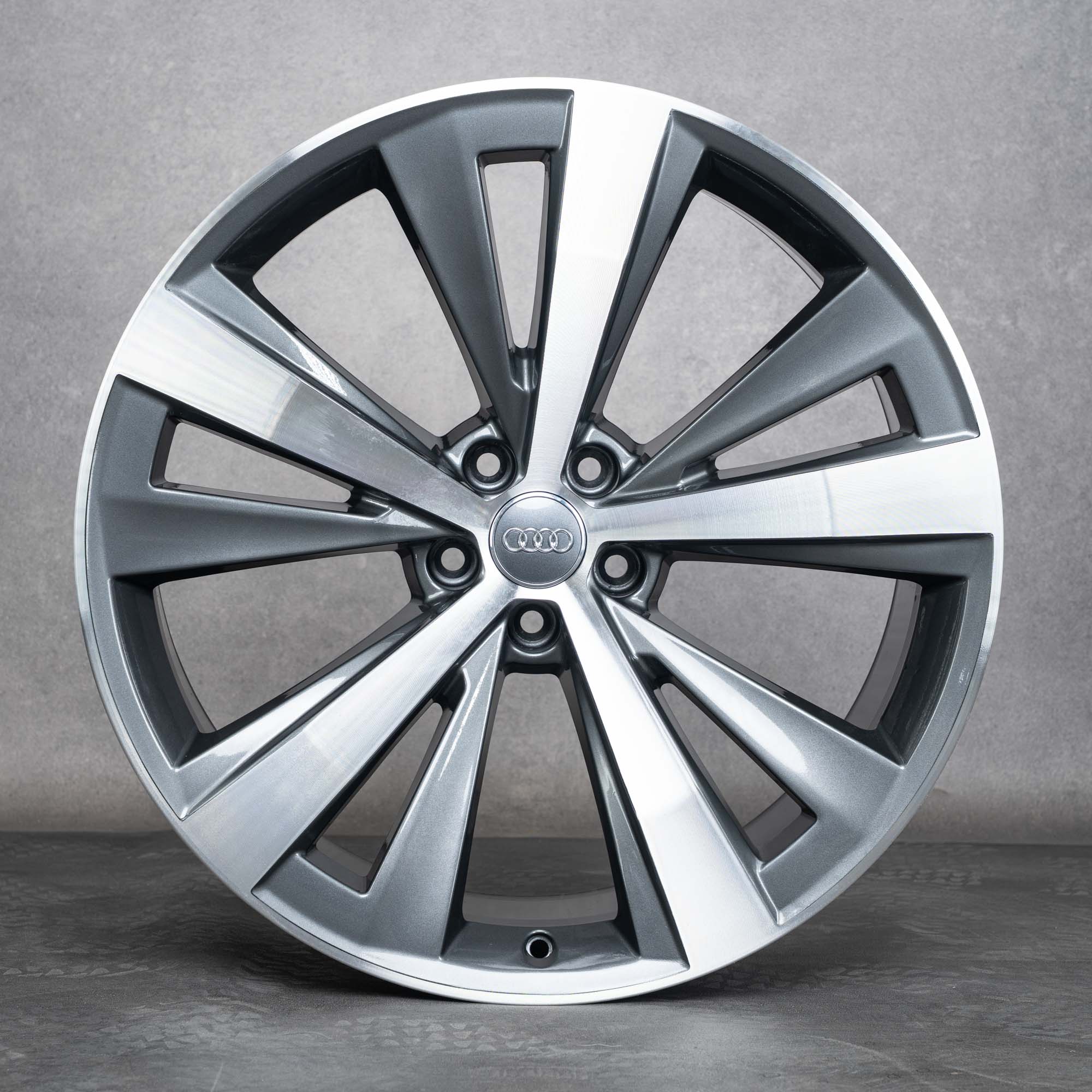 Oryginalne felgi Audi Q8 SQ8 21 cali 4M8 4M8601025AA aluminiowe tytanowe polerowane