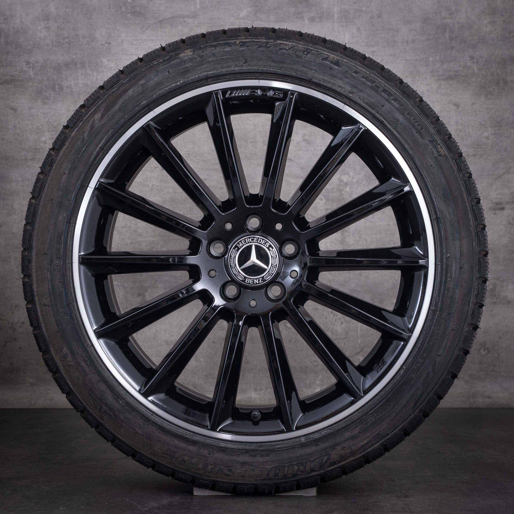 Originele Mercedes-Benz GLA AMG winterbanden op velg 19 inch X156 velgen A1564012800 zwart met diamond cut rand NIEUW - wiel 2 van 4