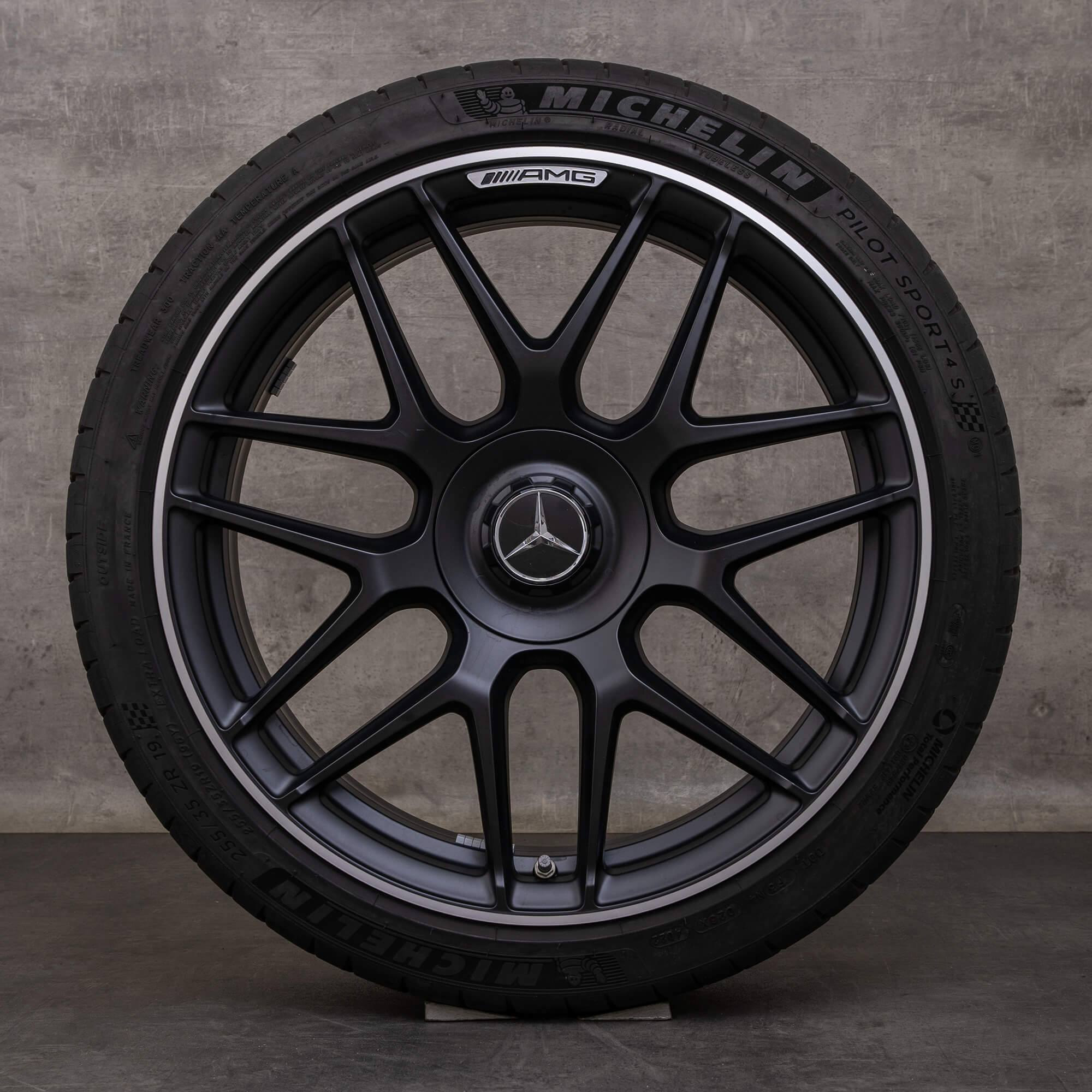 Originalní zimní pneu s disky Mercedes-Benz CLA 45 & S AMG o rozměru 19 palců, ráfky C118 X118, A1774012400, černé, lesklé