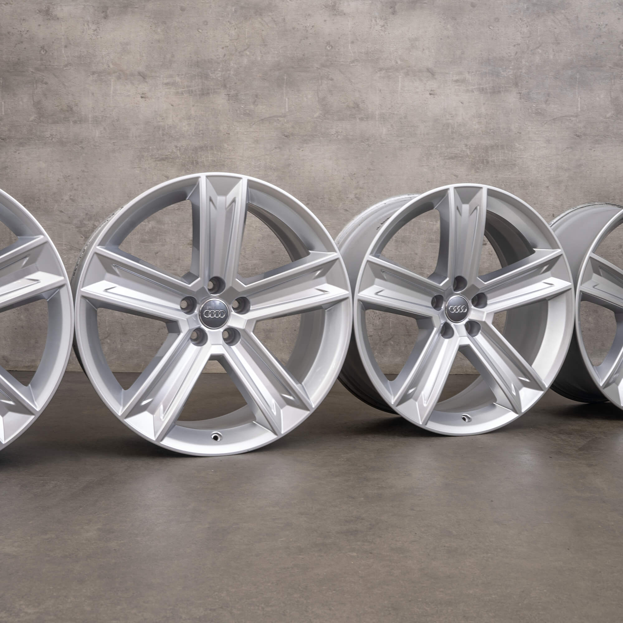 Originale Audi Q8 SQ8 4M 20 Zoll Felgen 4M8601025C Alufelgen silber