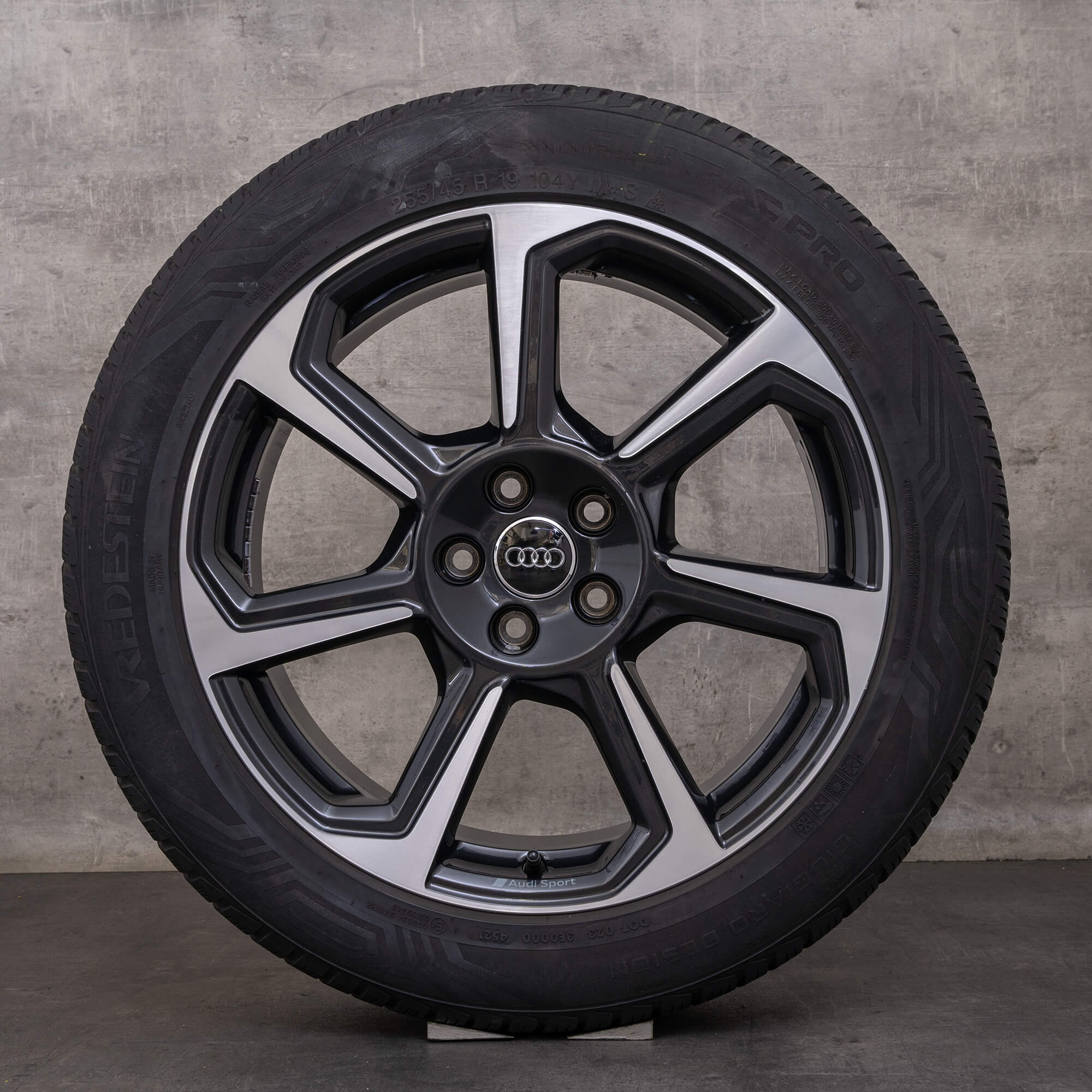 Original Audi Q3 fälgar / fälg 19 tum F3 Helårsdäck 83A601025D Rotor titan polerad