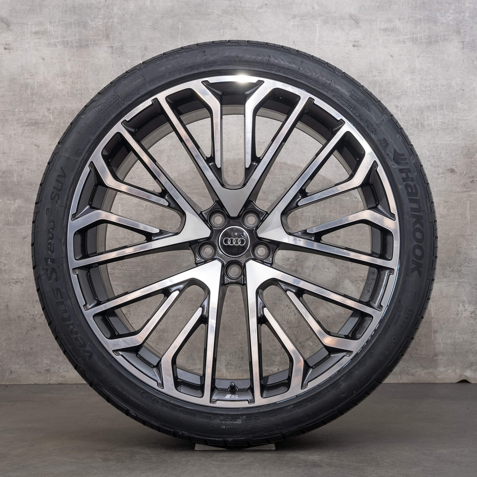 Oryginalne felgi Audi Q8 SQ8 23 cale 4M8 – opony letnie 4M8601025BN czarne z efektem diamond cut NOWE