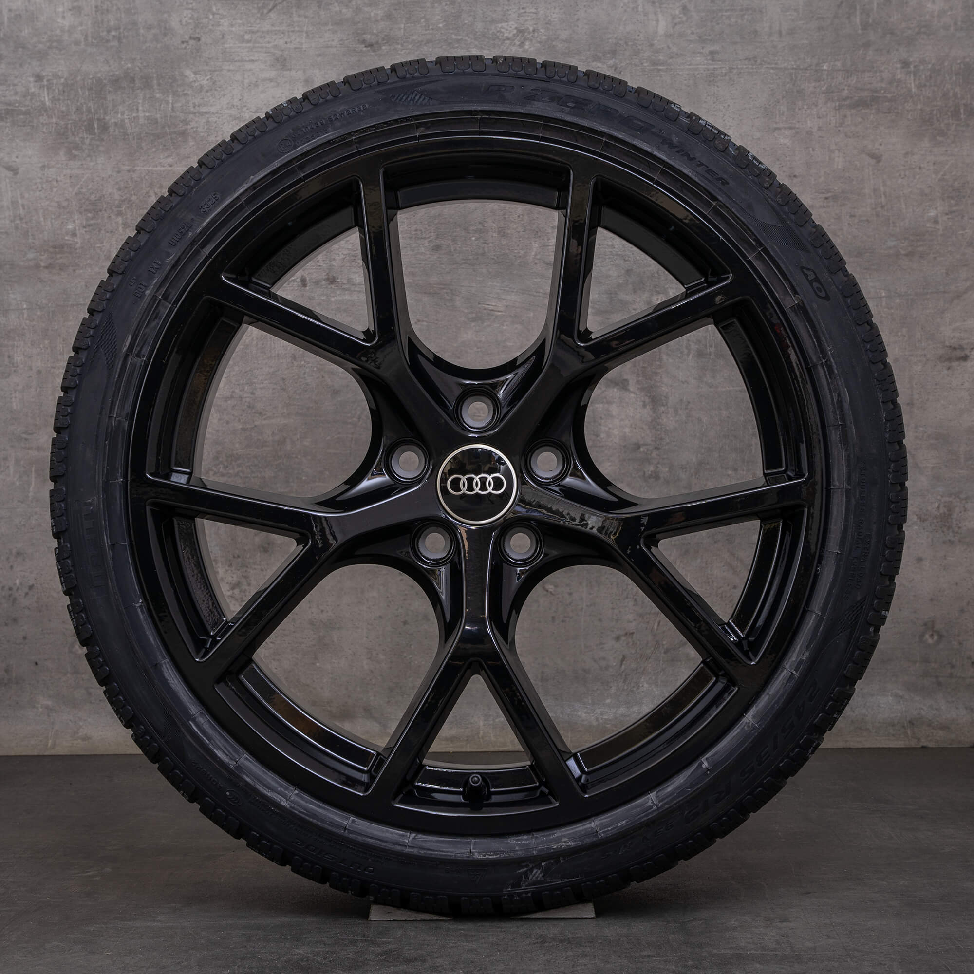 Original zimní pneu s disky Audi RS3 19" 8Y RS ráfky na auto 8Y0601025BP 8Y0601025BQ černé lesklé