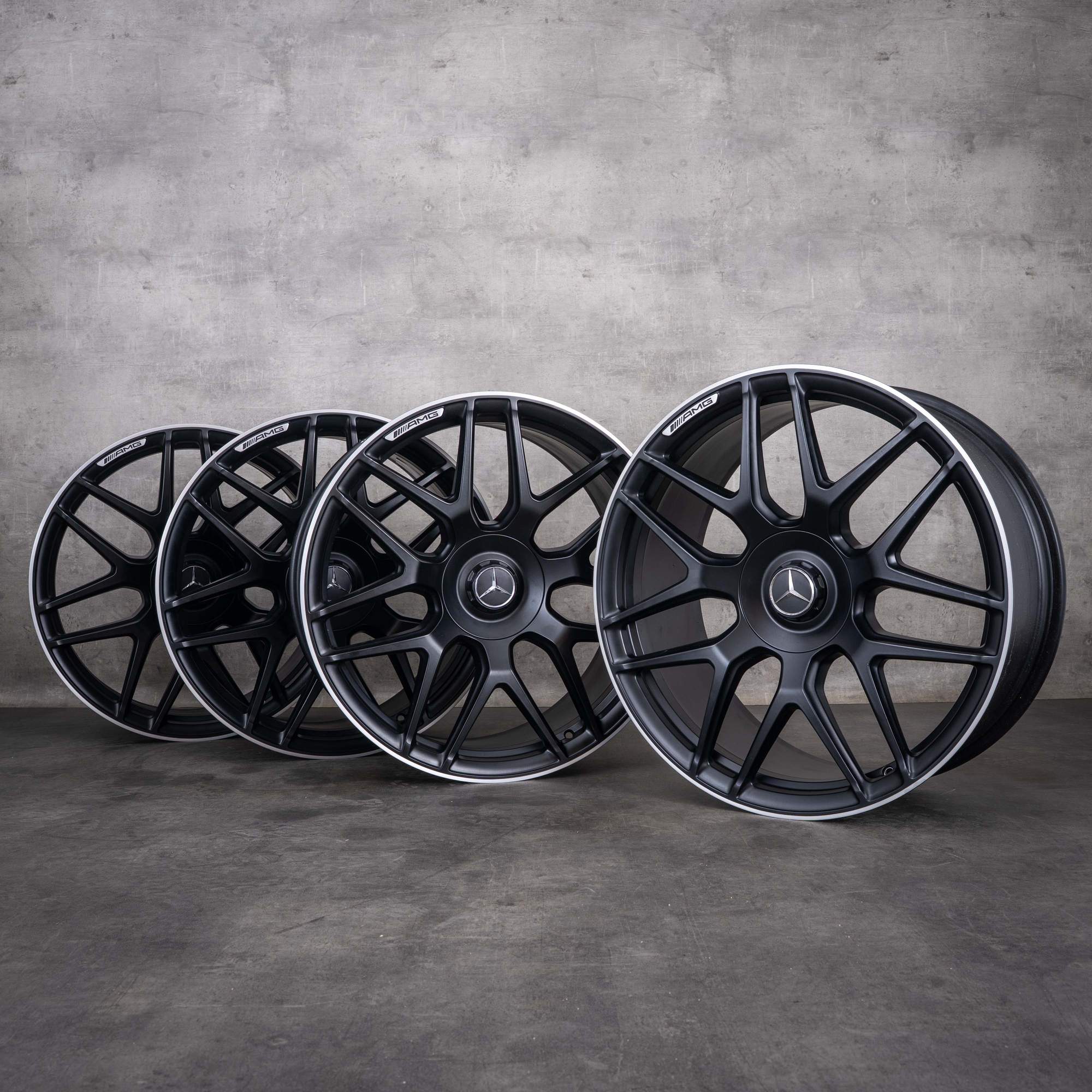 Originalfälgar till Mercedes-Benz G-Klass G63 AMG 22 tum W465 W463A A4634012000 matt svart frontpolerad korsspak