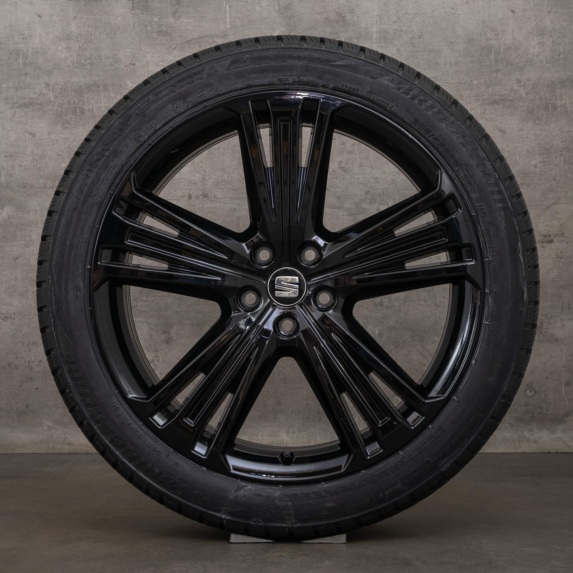 Oryginalne opony zimowe Seat Tarraco 20 cali Felgi Surpreme 5FJ601025B czarne
