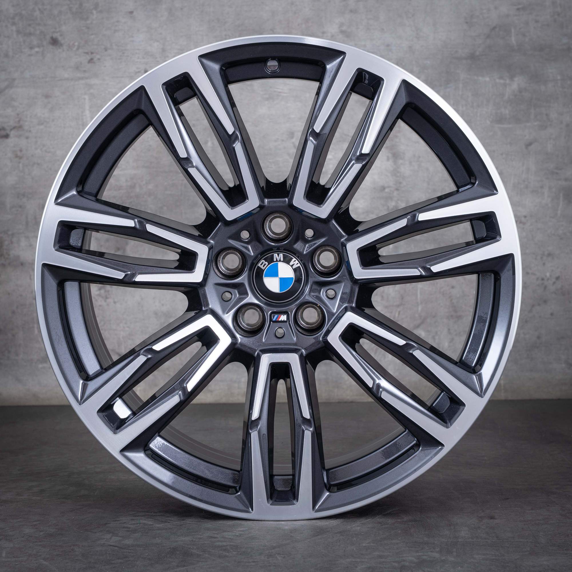Oryginalne felgi BMW serii 5 i5 19 cali G60 G61 Styling 935 M 5A324E0 midnight grey Polerowane