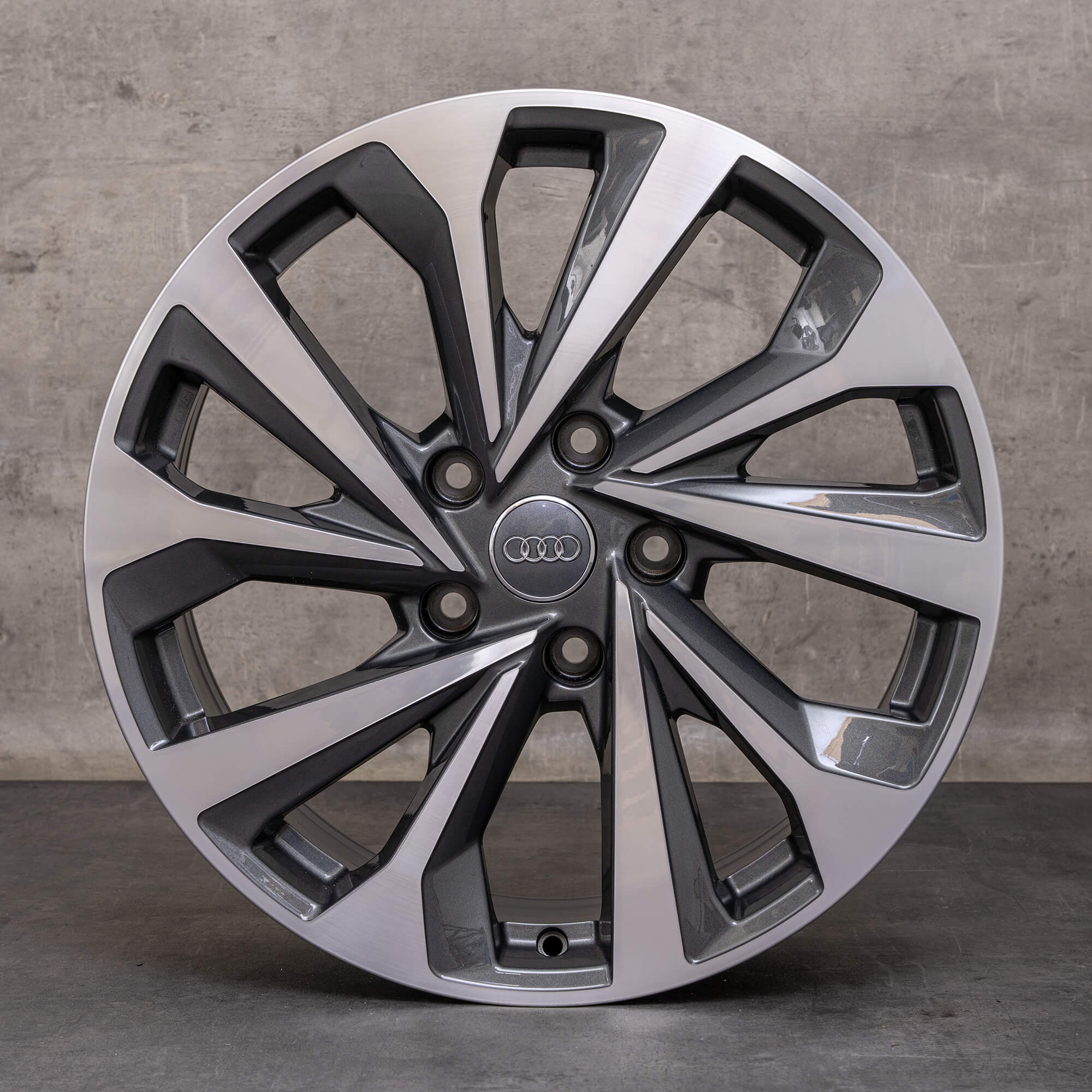 Original Audi Q6 SQ6 e-tron Felgen 19 Zoll GF 85H601025BN 85H601025BM Dynamik graphitgrau glanzgedreht
