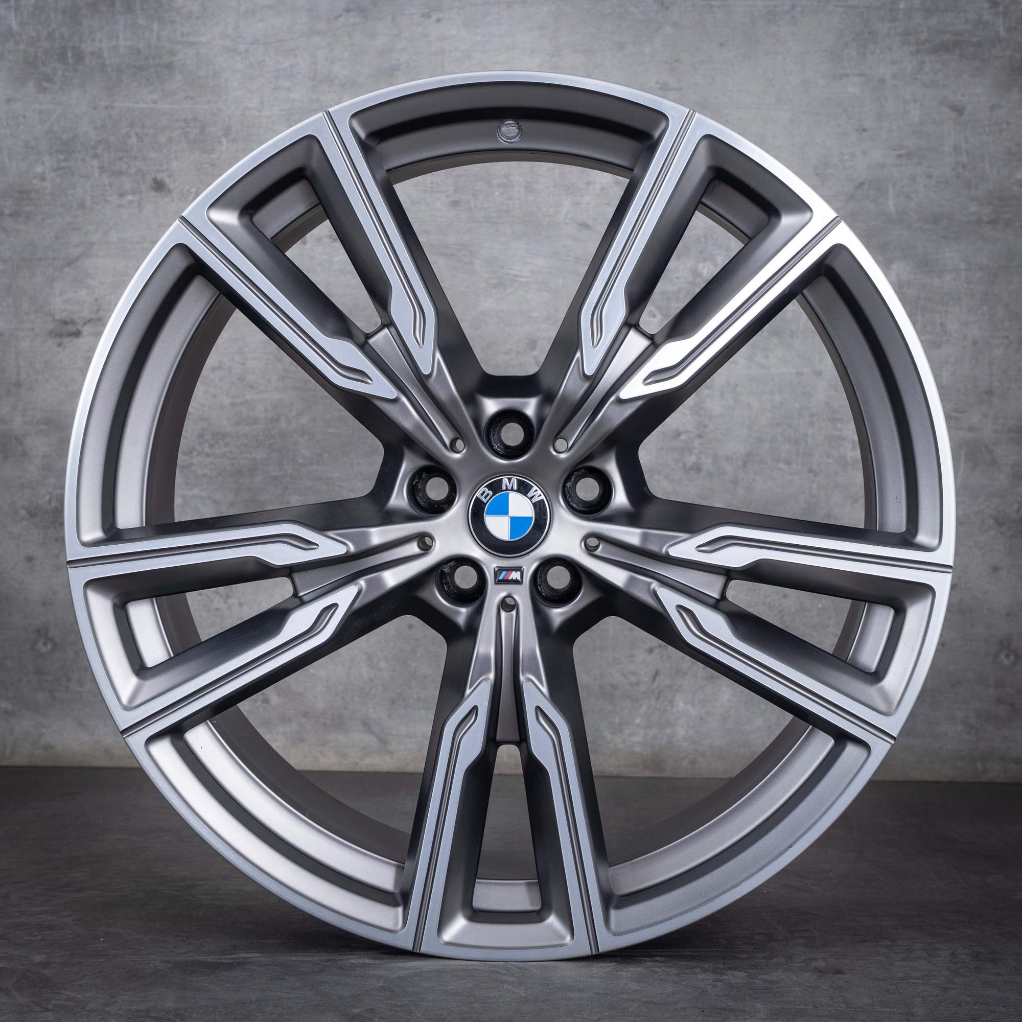 Oryginalne felgi BMW X5 X6 22 cale G05 G06 Styling 747 M 8072002 8072003 cerium grey matowe polerowane