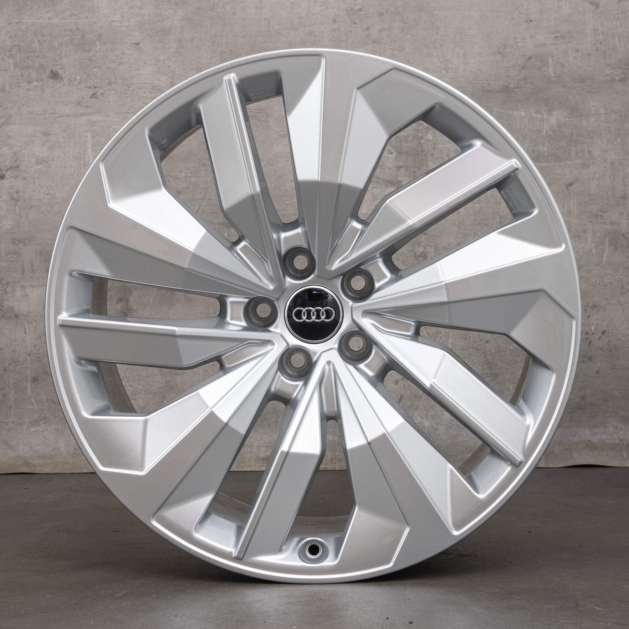 20-calowe felgi aluminiowe Audi e-tron S & Sportback GE 4KE601025E srebrne NOWOŚĆ