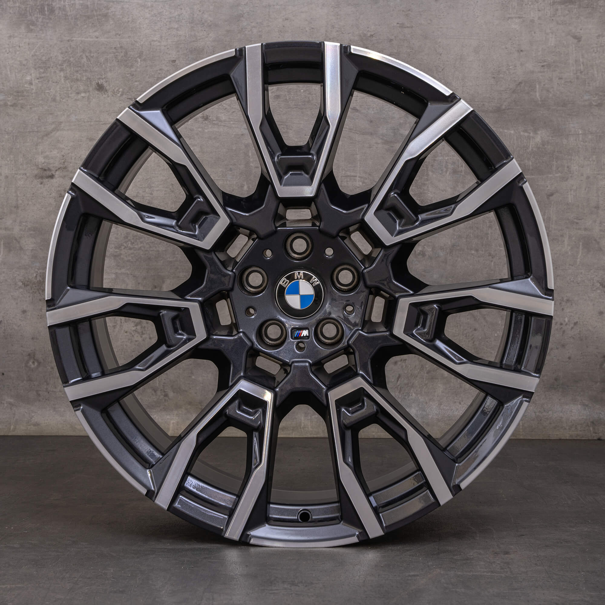 Oryginalne felgi BMW X5 X6 21 cali G05 G06 – opony letnie, stylizacja 915 M nr kat. 6856023 6856024 kolor midnight grey w wersji z efektem diamond cut