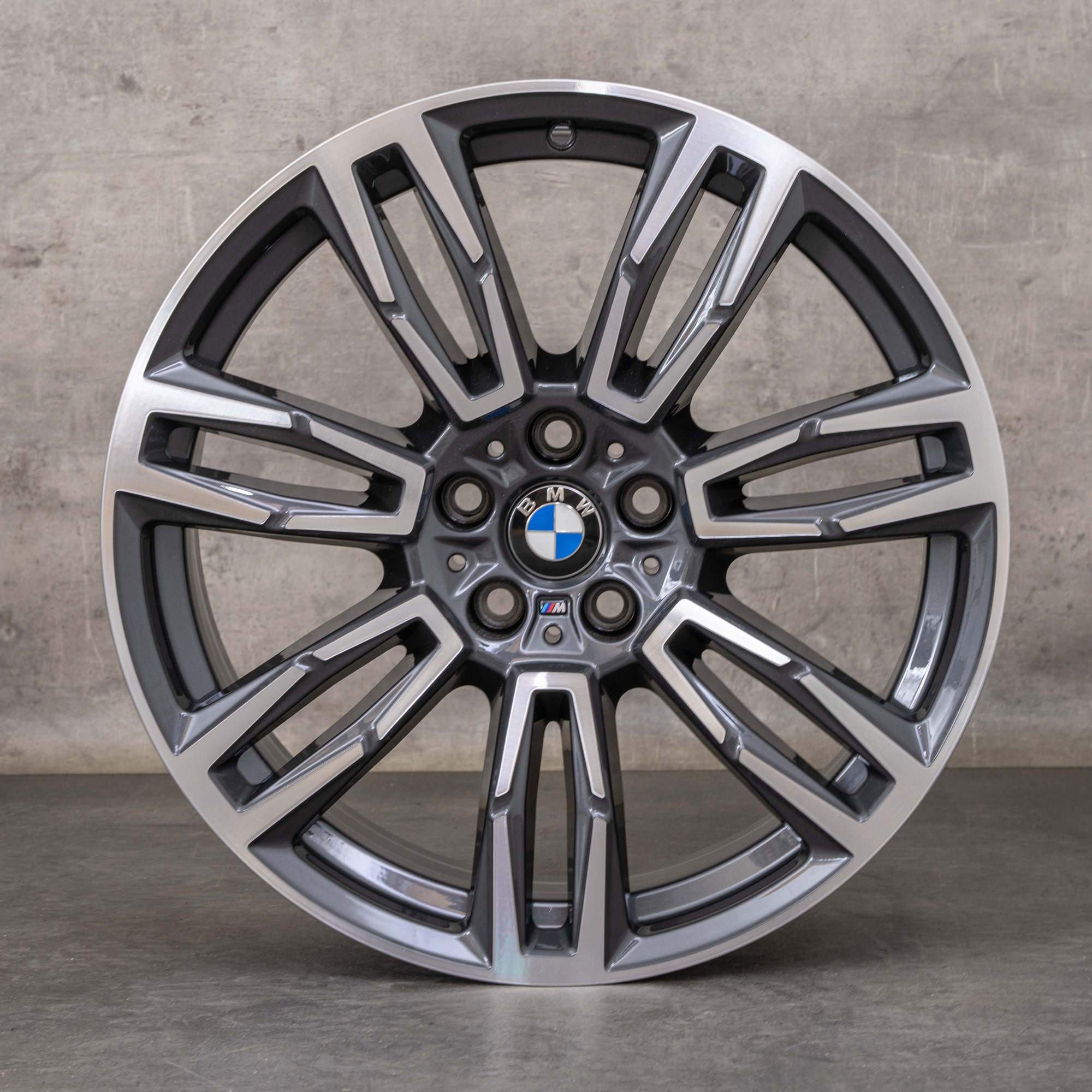 Alkuperäiset BMW 5-sarjan i5 talvirenkaat 19 tuumaa G60 G61 vanteet 5A324E0 Styling 935 M midnight grey diamond cut