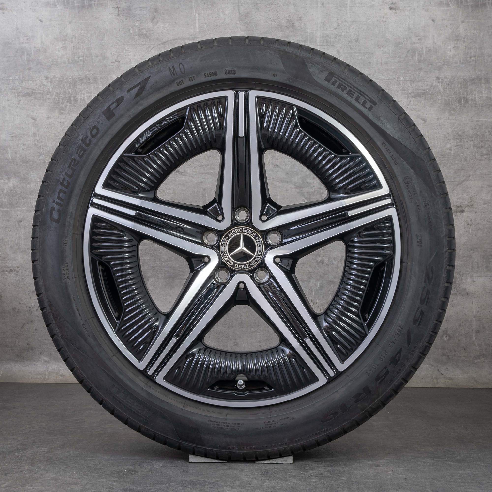 Oryginalne felgi Mercedes-Benz EQE AMG 19 cali V295 – opony letnie A2954012200 czarne z efektem diamond cut