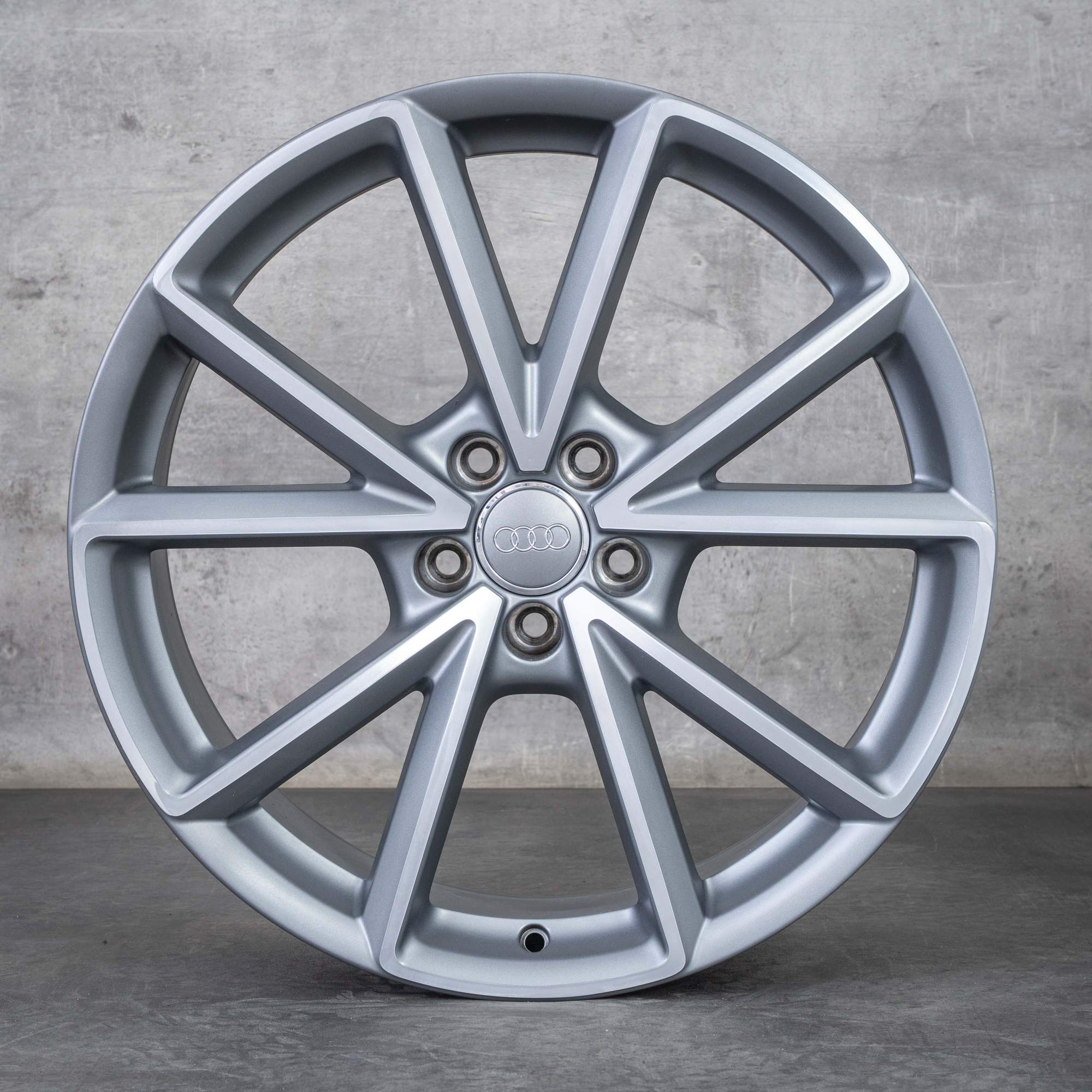 Alkuperäiset Aidot Audi Q3 RSQ3 -vanteet 20 tuuman 8U 8U0601025AK titaani mattapintainen kiillotettu.