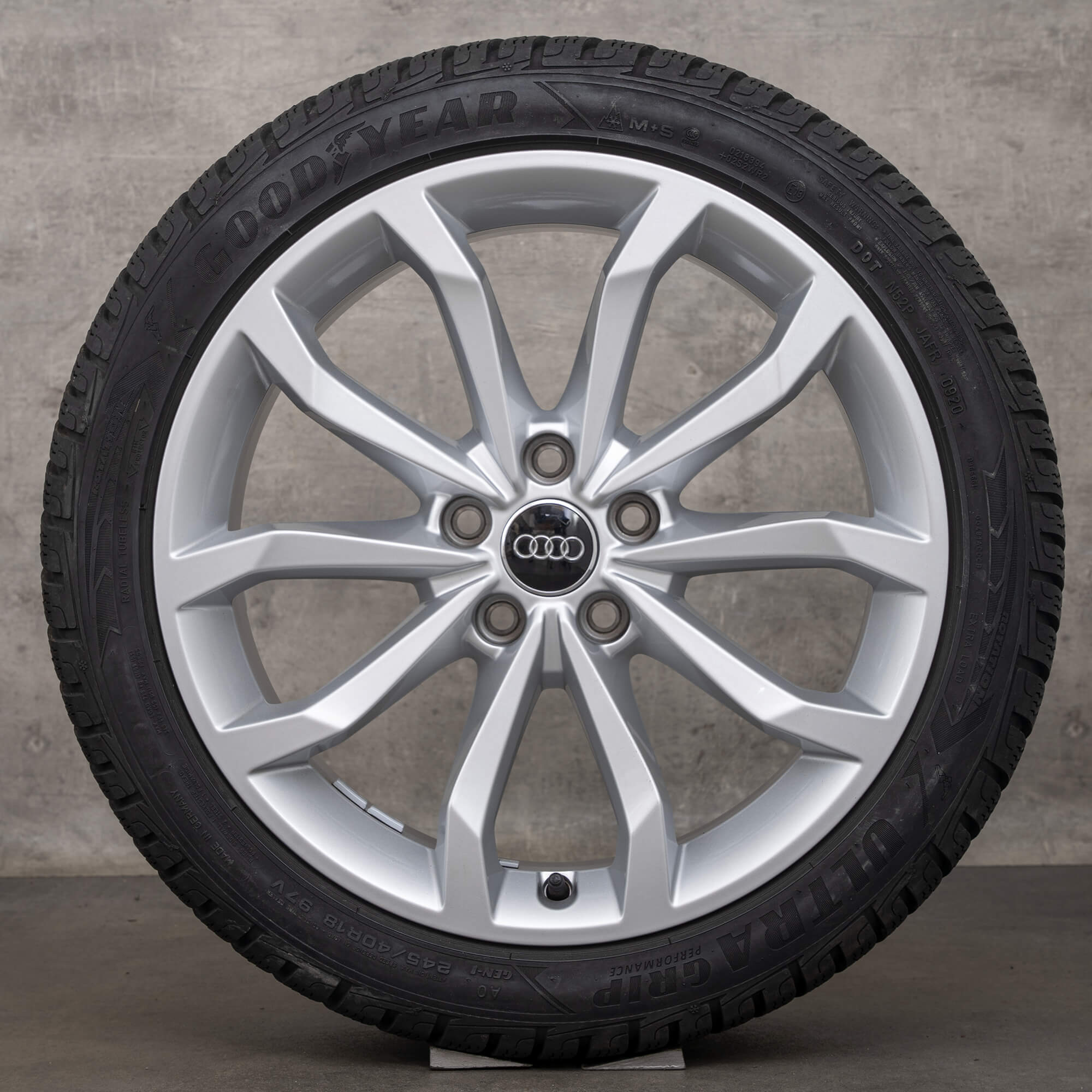 バリ山スタッドレス　A4 S4 B9 8W系　Sライン純正18インチ　アウディ Audi A4 S4 8W B9 Quattro winter tires 18 inch rims wheels S line 7 mm