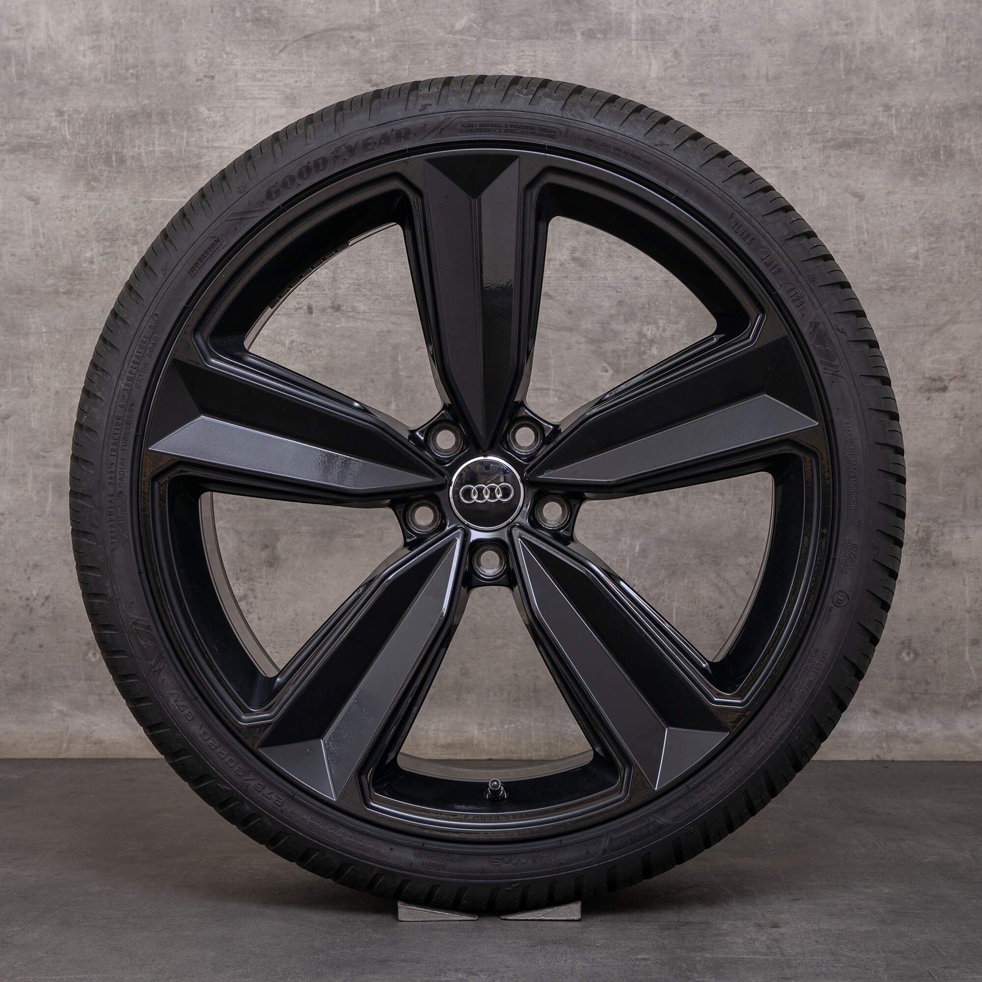 Originale Audi RS4 RS5 fælge 20 tommer B9 8W F5 all-weather dæk 8W0601025CS Peak sort blank