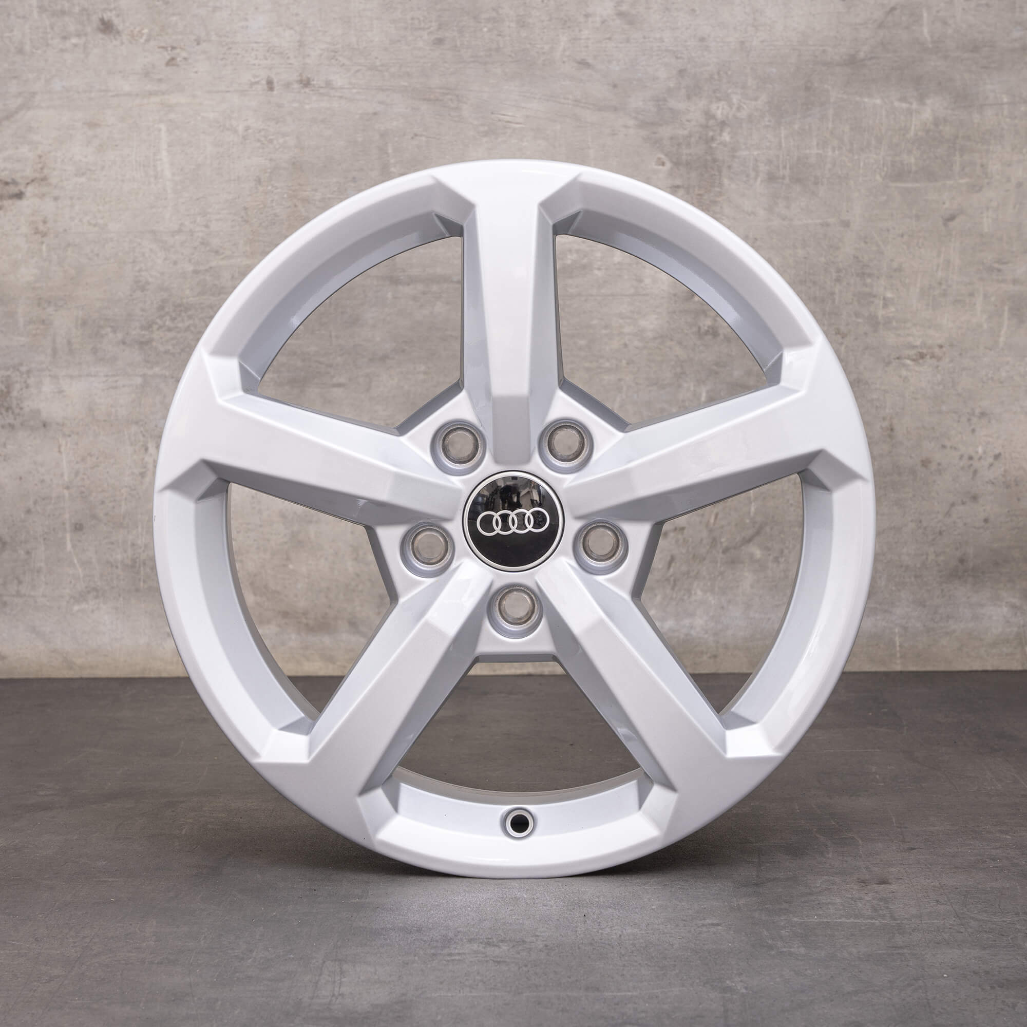 Alkuperäiset Aidot Audi Q2 -vanteet 16 tuuman GA 81A601025 kevytmetallivanteet hopea