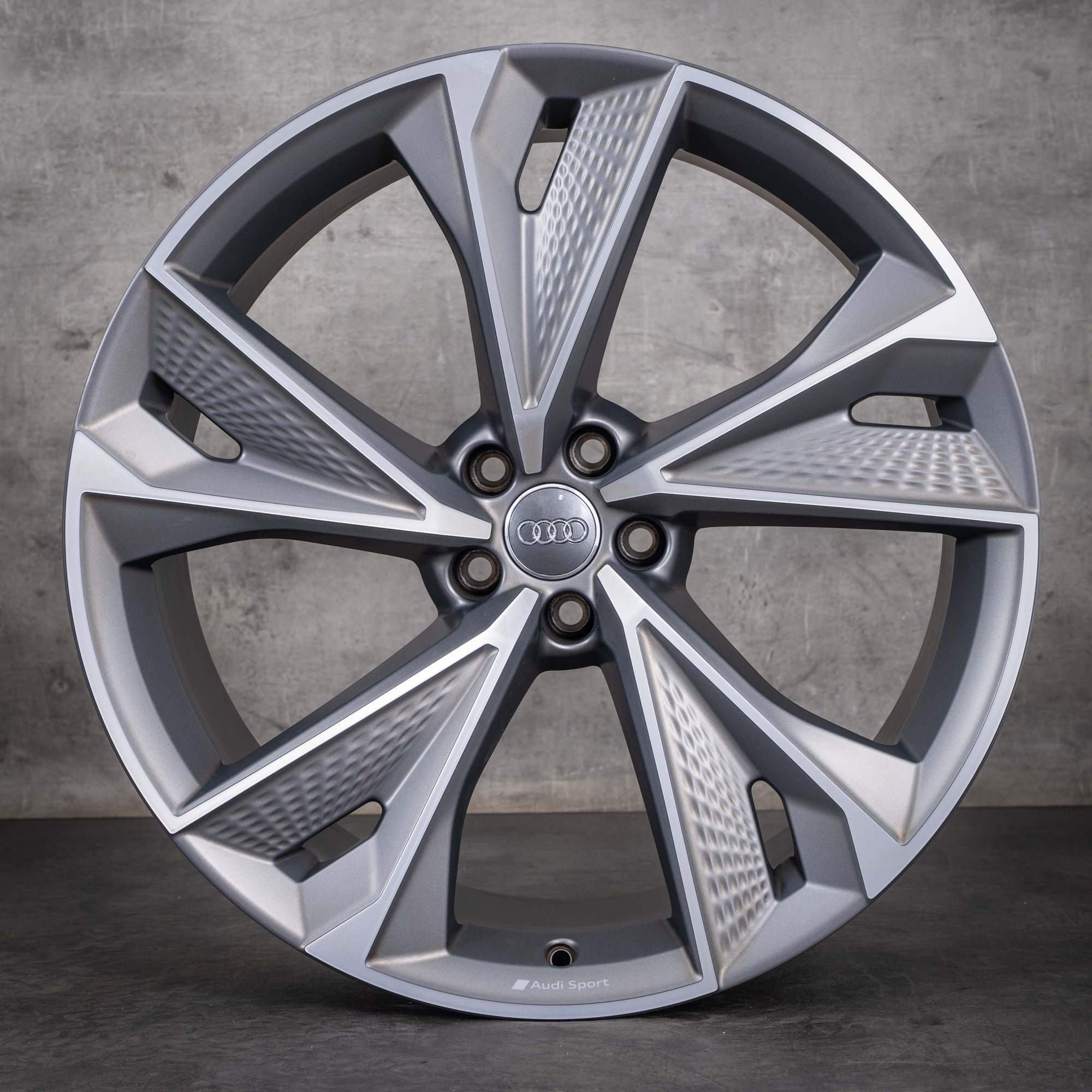 Oryginalne felgi Audi RS6 RS7 22 cale 4K C8 4K0601025BB tytanowe matowe z elementami w stylu diamond cut