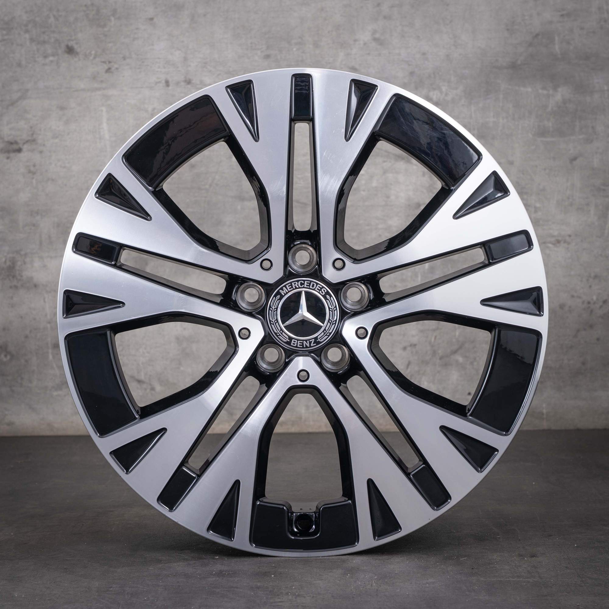 Jante original Mercedes-Benz GLA GLB de 18 polegadas X247 H247 A2474015000, preta com acabamento diamantado