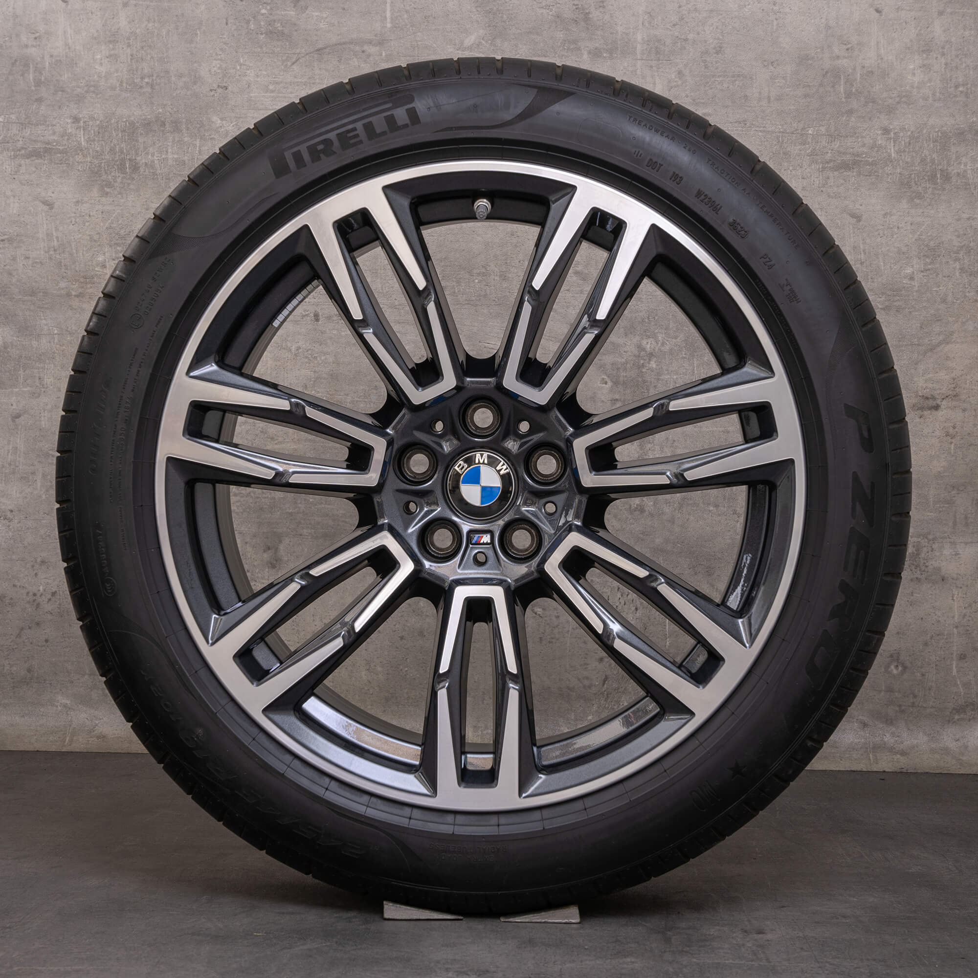 Oryginalne felgi BMW serii 5 i5 19 cali G60 G61 letnie koła stylizowane 935 M 5A324E0 dwukolorowe midnight grey Polerowane