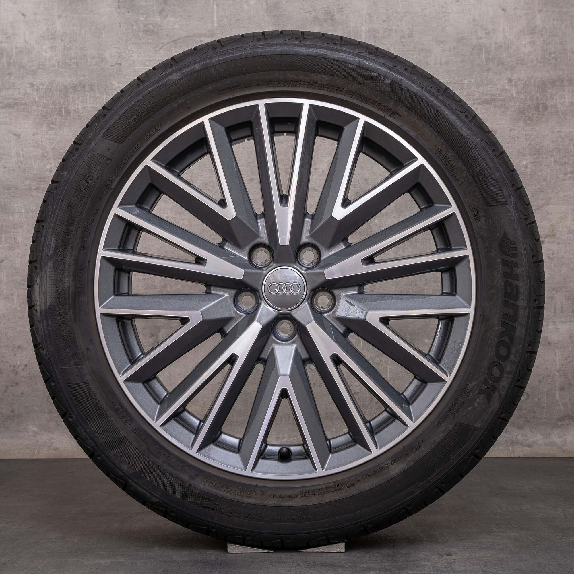 Original Audi Q3 fälgar 19 tum II F3 sommarhjul 83A601025L titan polerad