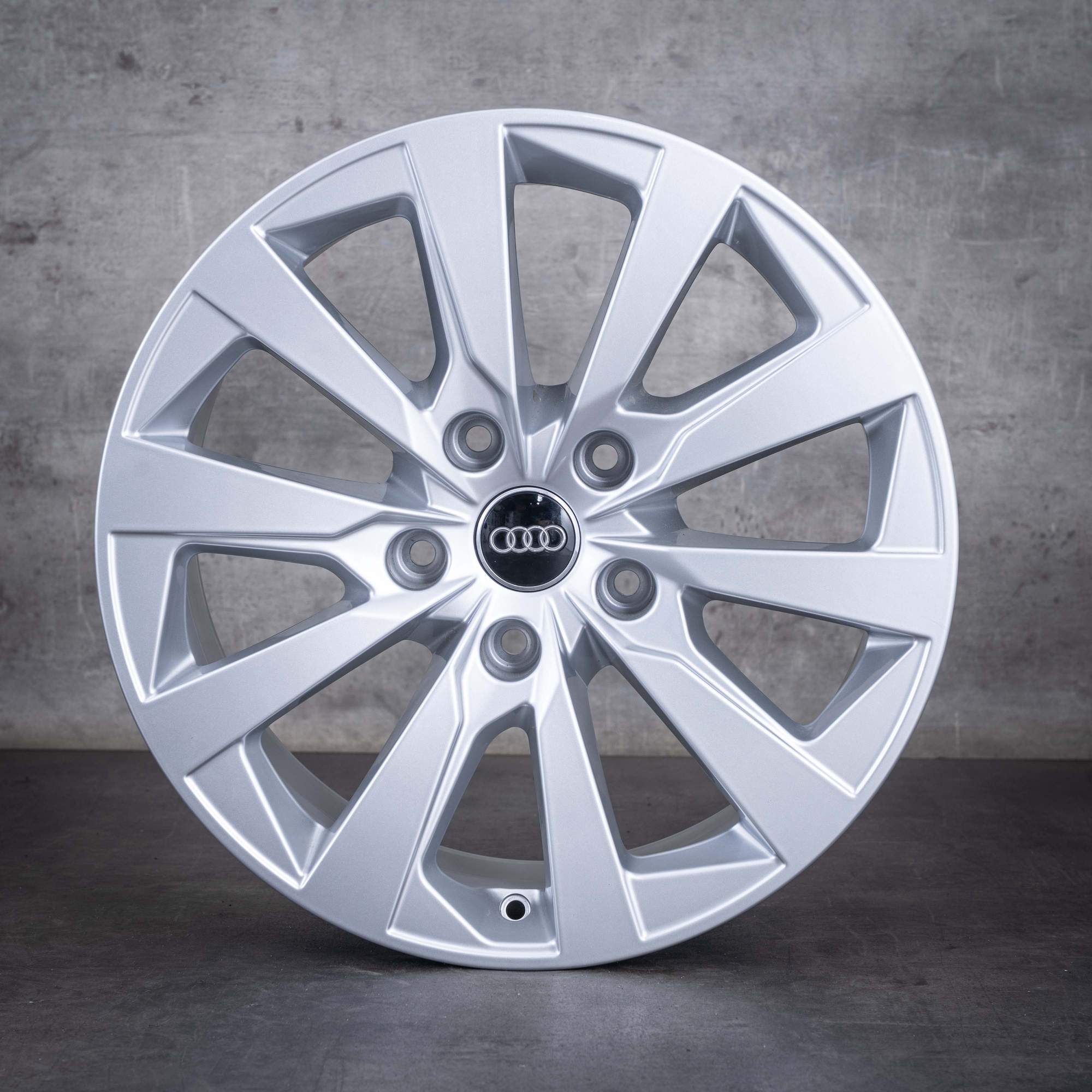 Jantes originais Audi e-tron Q6 de 18 polegadas GF 85H601025BH 85H601025BJ prateadas brilhantes - jante 2 de 4