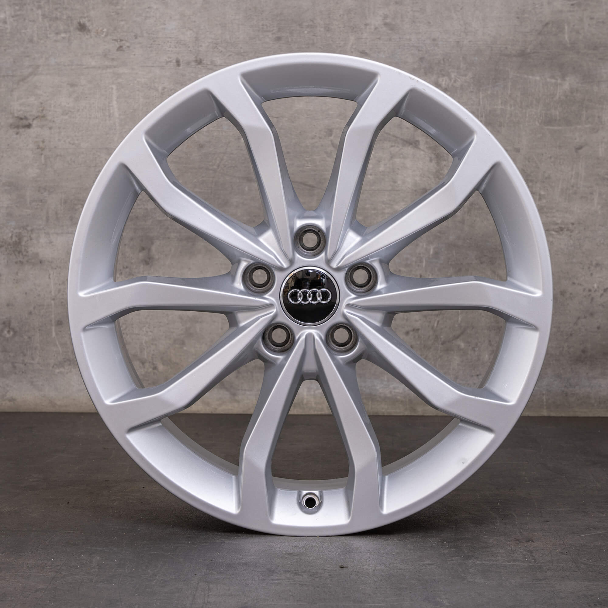Original Audi A4 S4 ráfky na auto 18 palců B9 8W 8W0601025ED stříbrné lesklé