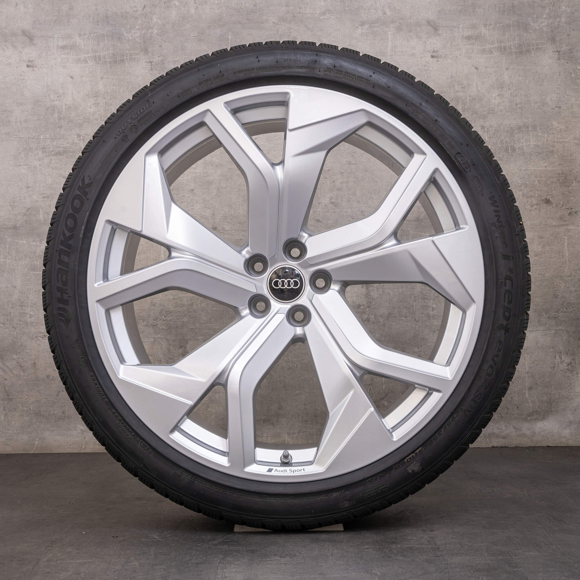 Alkuperäiset Audi RS Q8 talvirenkaat 23 tuuman 4M8 vanteet 4M8601025AG Rotor Design hopea kiiltävästi.