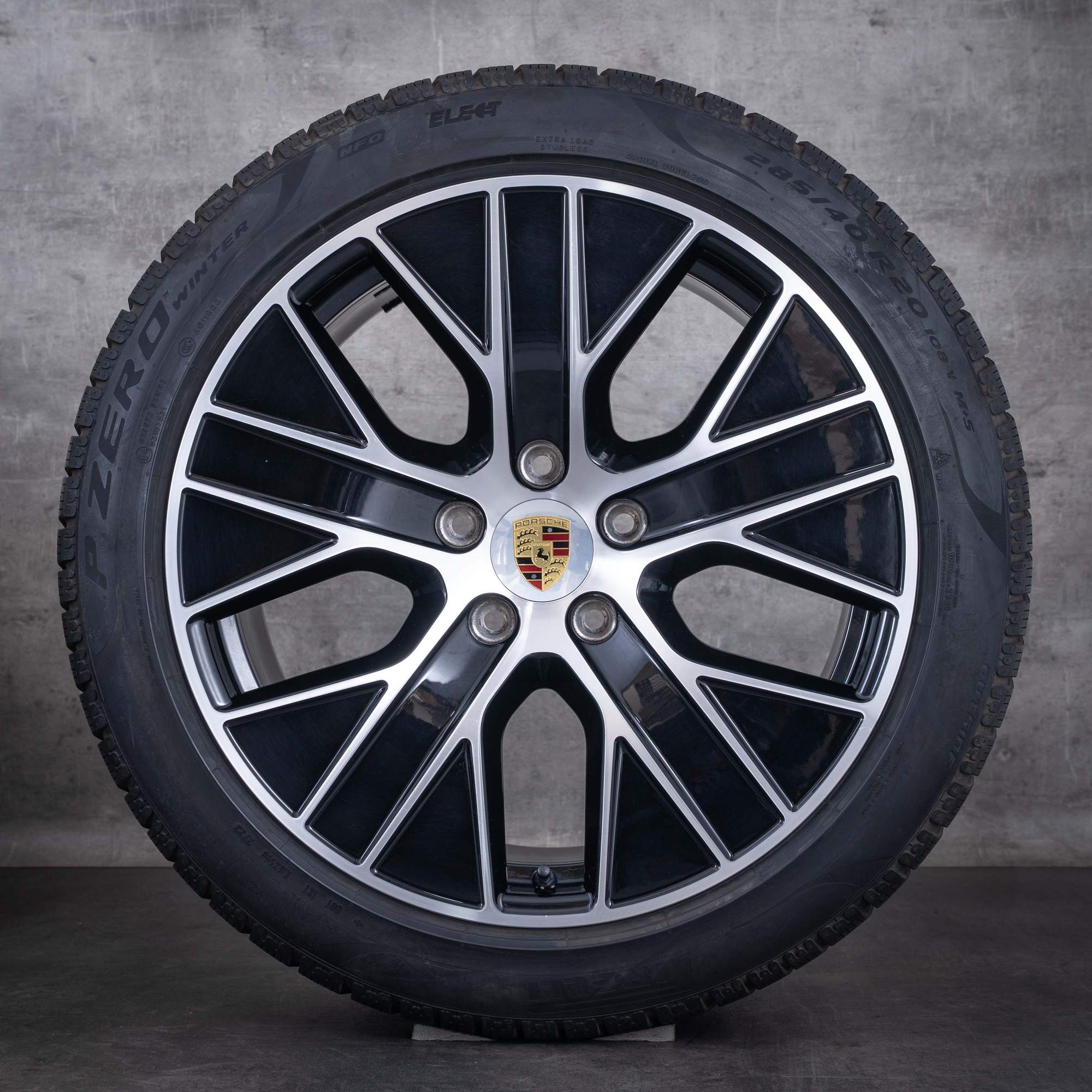 Original Porsche Taycan 9J1 II Winterräder 20 Zoll Felgen Turbo Aero 9J1073603CC schwarz front glanzgedreht