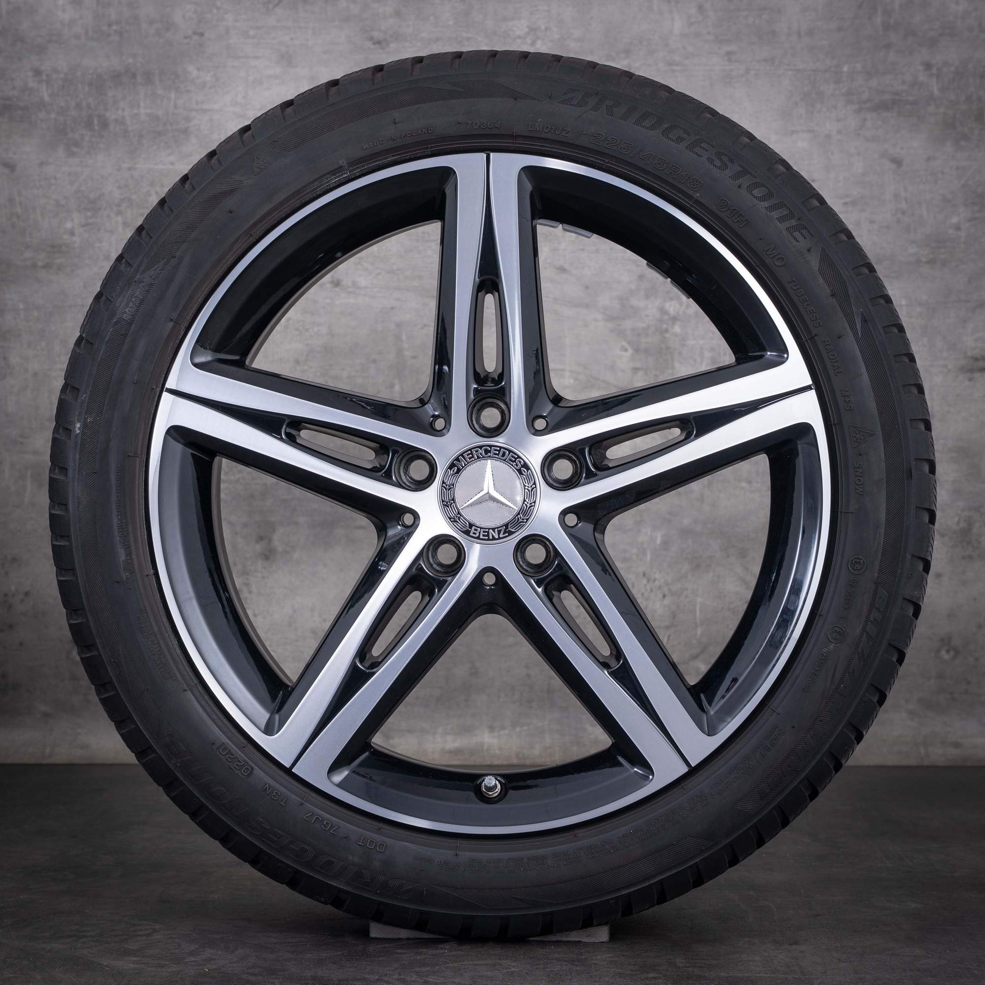 Original Mercedes-Benz A- och B-klass samt CLA AMG vinterhjul 18 tum W177 V177 W247 W118 X118 C118 fälgar A1774010700 svarta frontpolerade