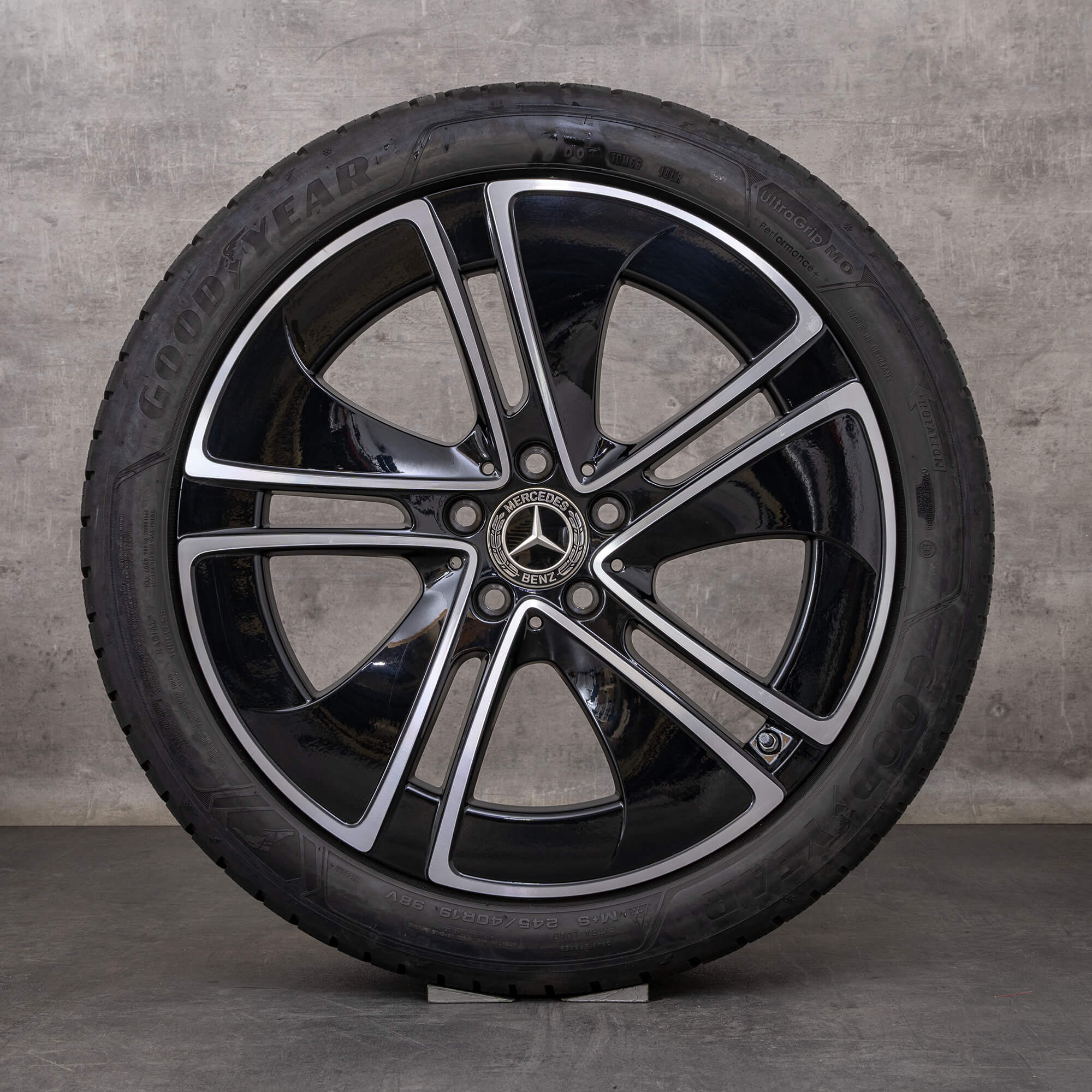 Oryginalne koła zimowe Mercedes Benz CLE 19 cali felgi C236 A2364014100 czarne polerowane toczone