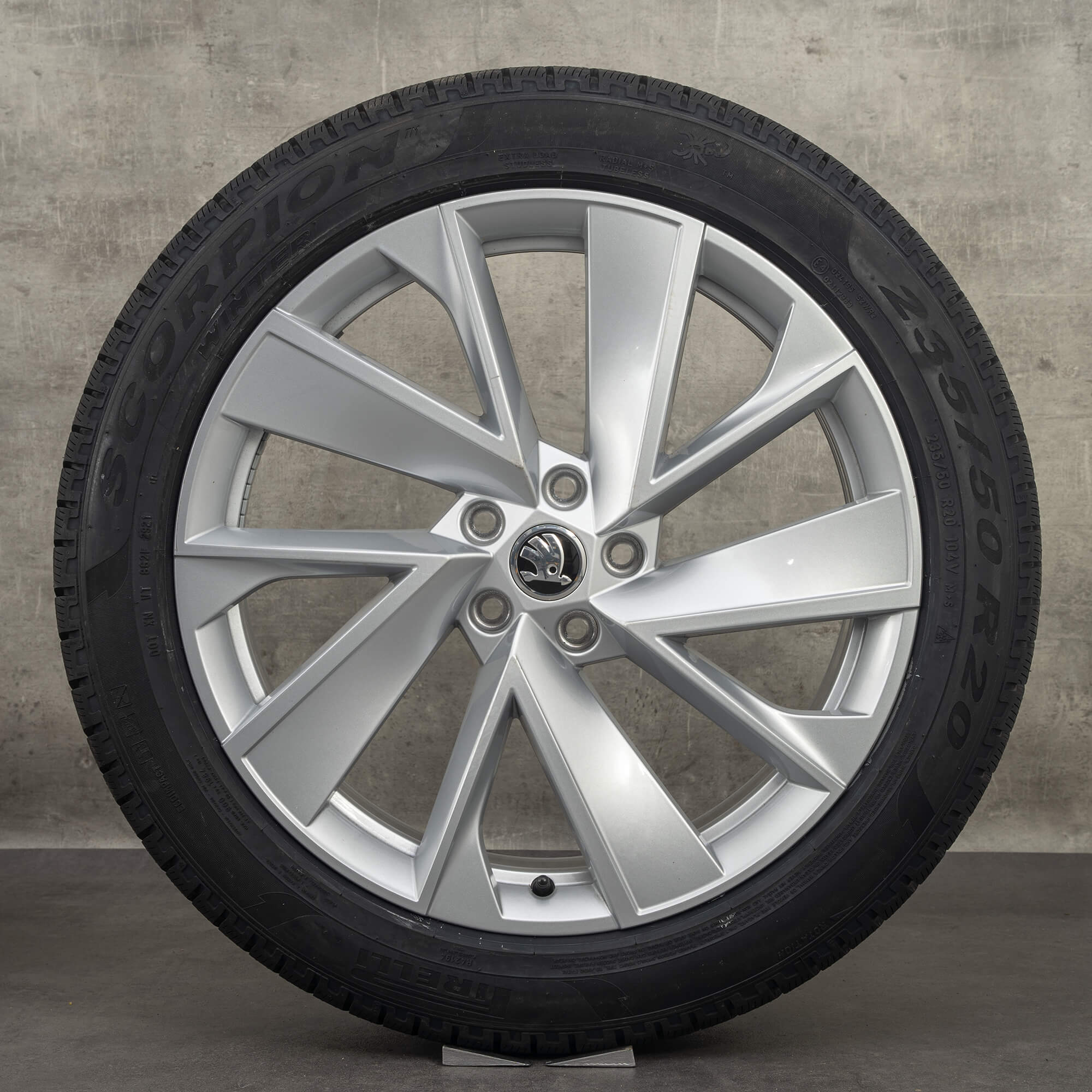 Alkuperäiset Skoda Enyaq -talvirenkaat 20 tuumaa iV 5A Vega -vanteet 5LA601025H hopea UUDET