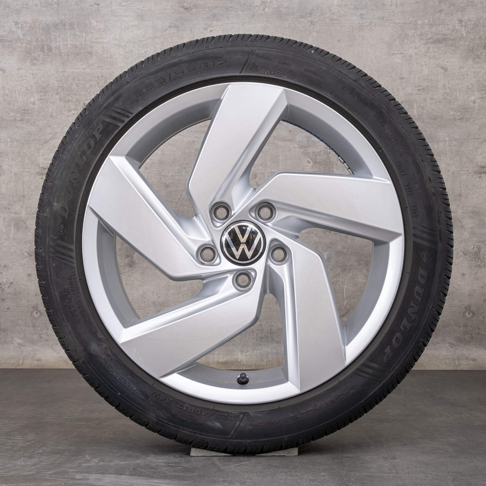 Alkuperäiset VW Golf 8 vanteet 17 tuumaa all season renkaat 5H0601025E Richmond hopea kiiltävä