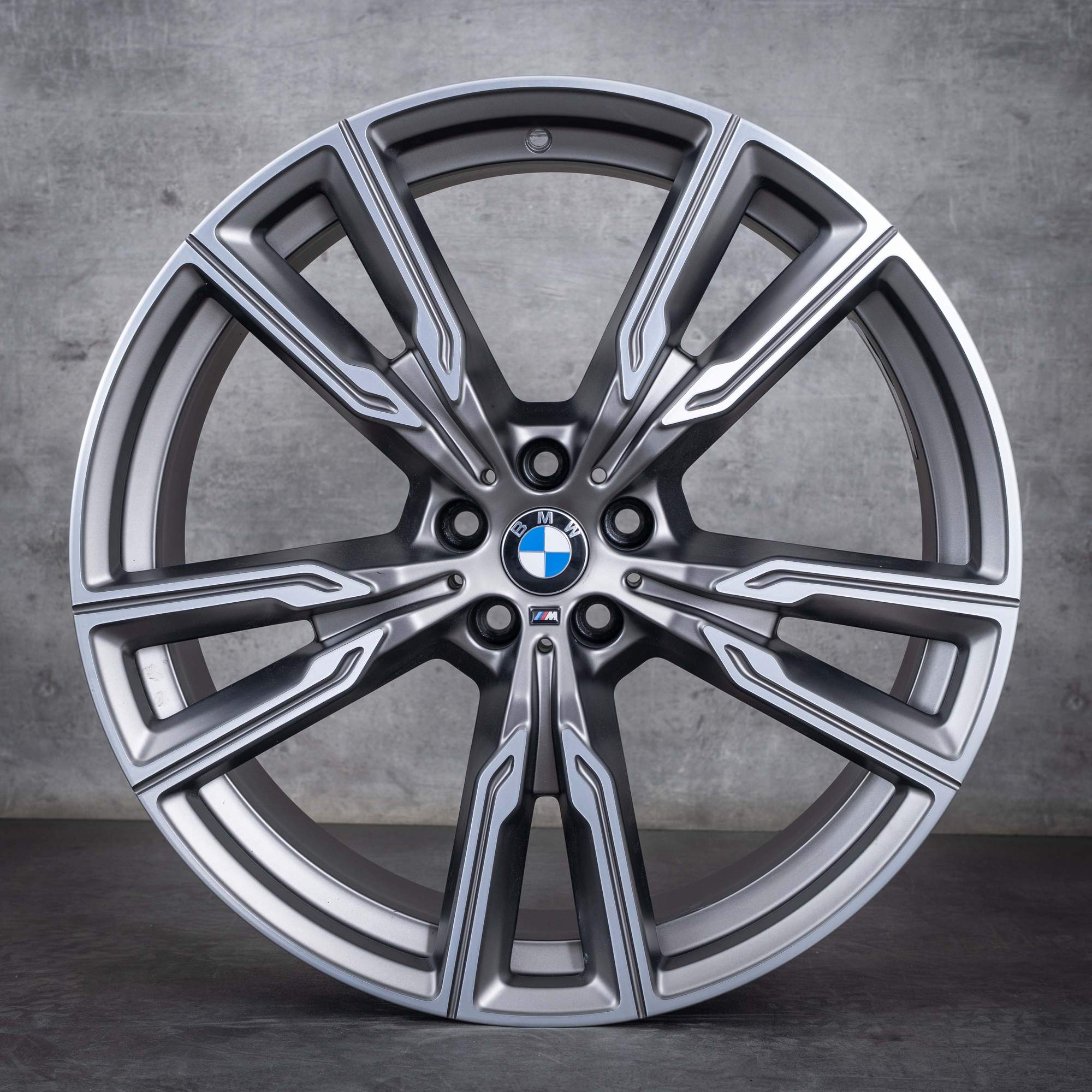 Oryginalne felgi BMW X5 X6 22 cale G05 G06 Styling 747 M 8072002 8072003 cerium grey matowe polerowane