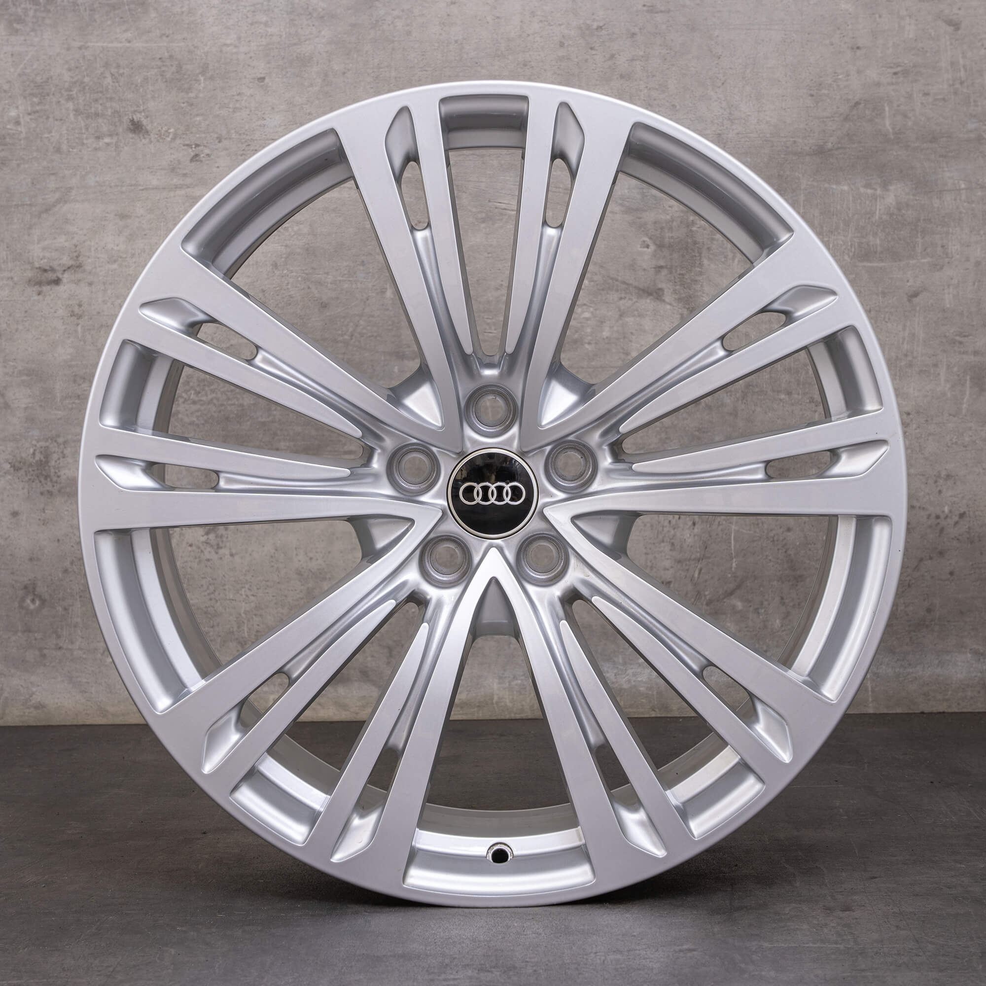 Oryginalne koła zimowe do Audi A8 S8 felgi 20 cali 4N D5 nr kat. 4N0601025Q srebrne błyszczące