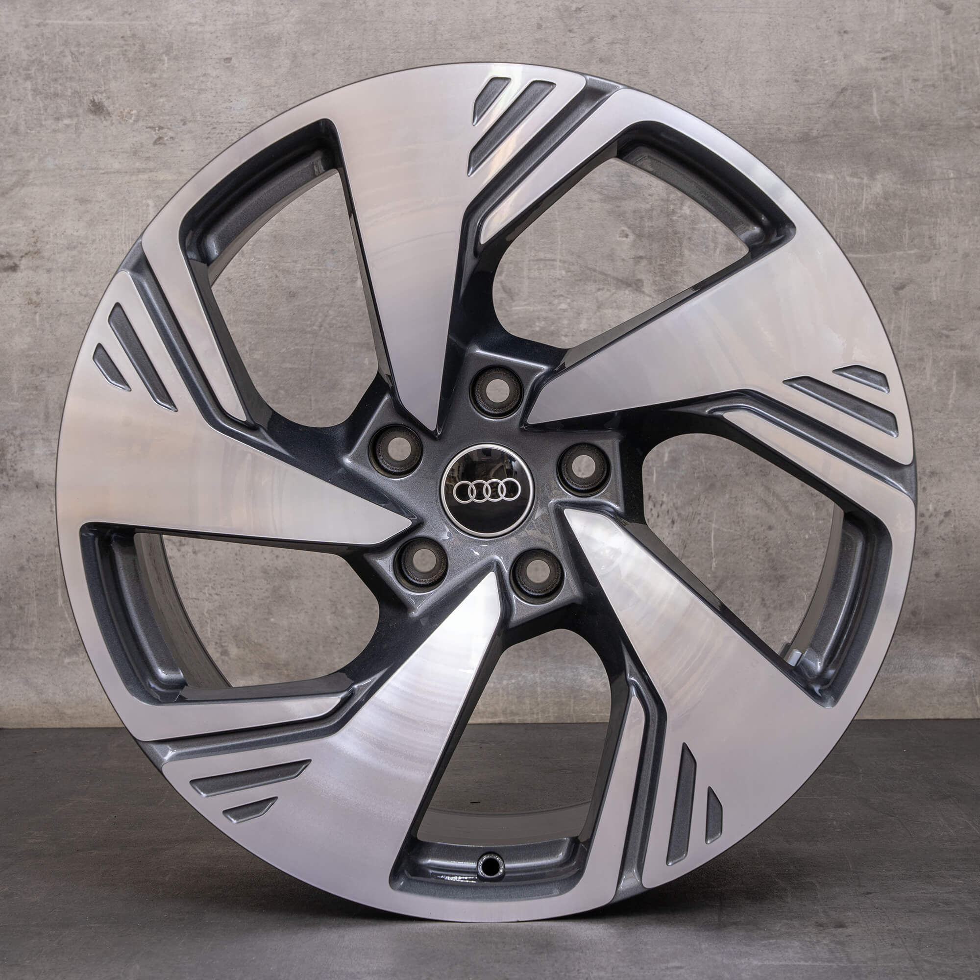 Oryginalne felgi Audi Q6 SQ6 e-tron 20 cali GF 85H601025BR 85H601025BS antracyt polerowane