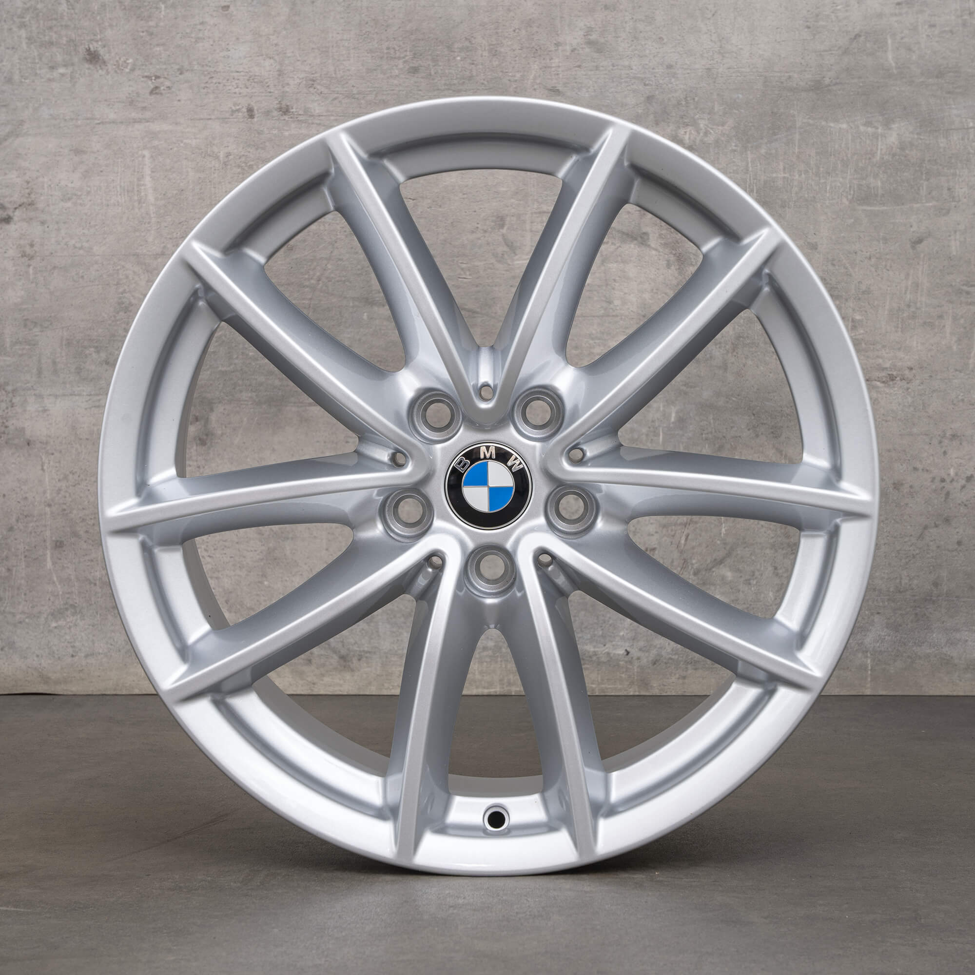 OEM BMW X5 X6 Rims 18 inch G05 G06 Styling 618 V-spoke 6880684 silver NEW