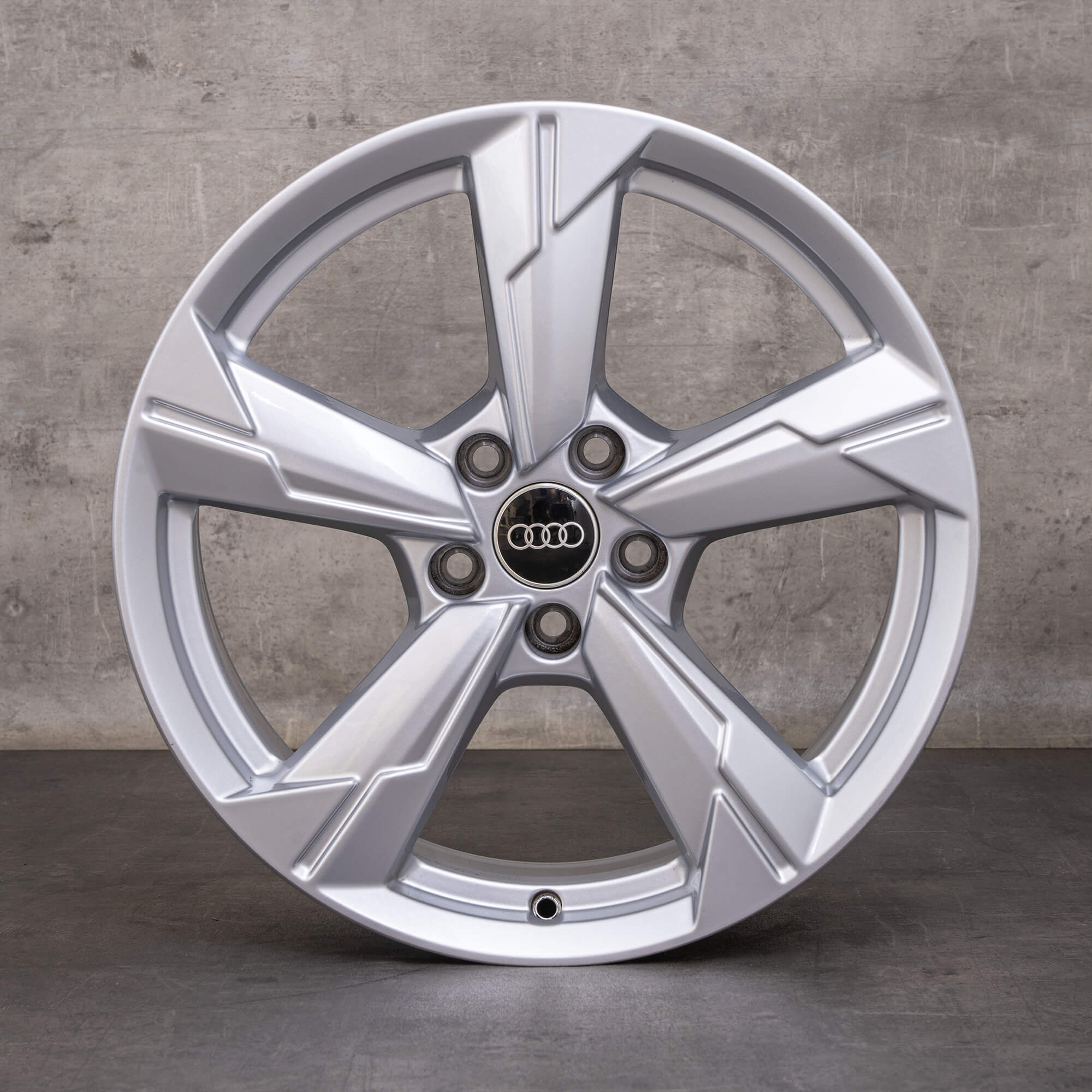 Oryginał Audi A6 koła zimowe 18 cali 4K C8 felgi 4K0601025CE srebrny połysk
