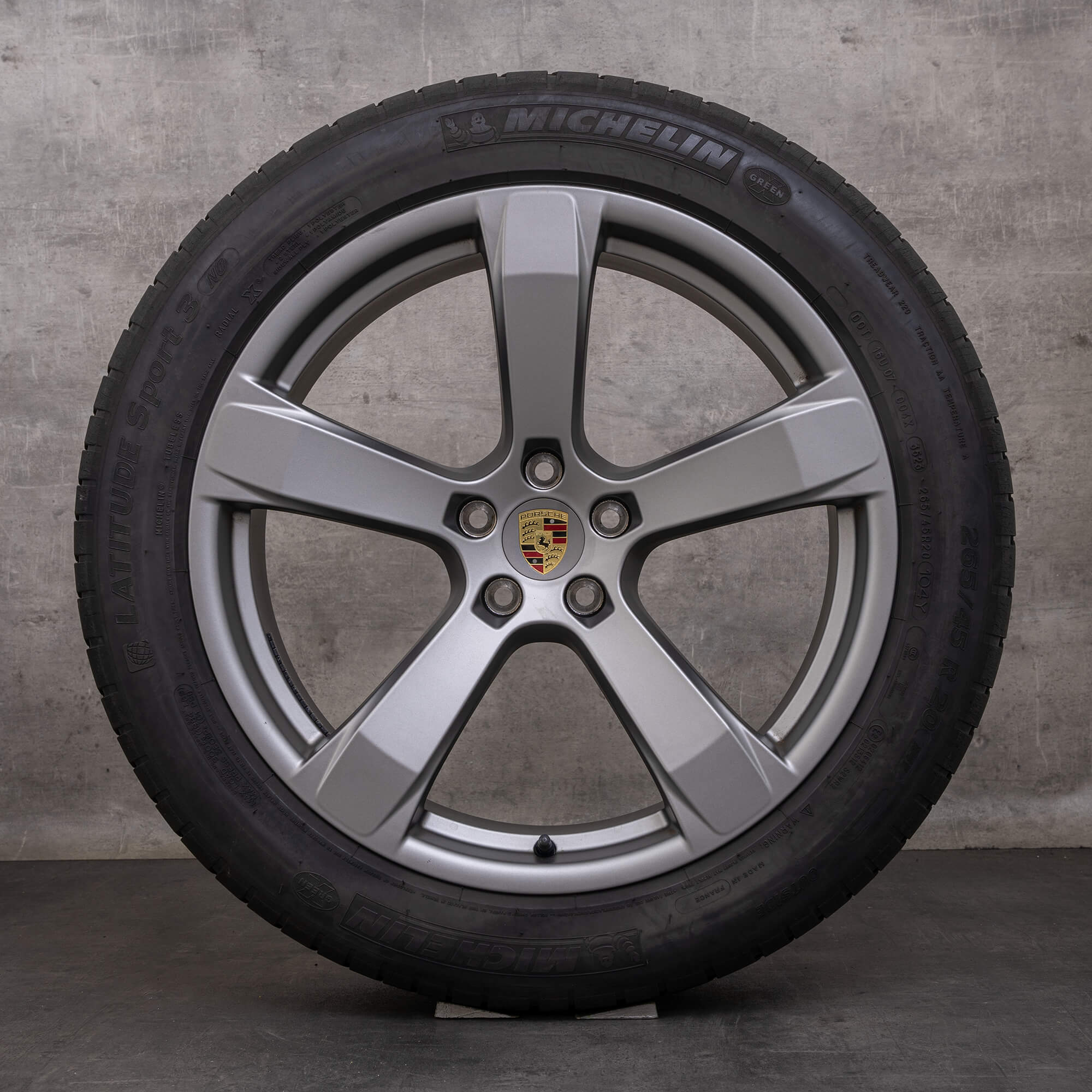 Original Porsche Macan III ráfky na auto 20" letní kola 95B601025FM 95B601025FP platinum silver matt